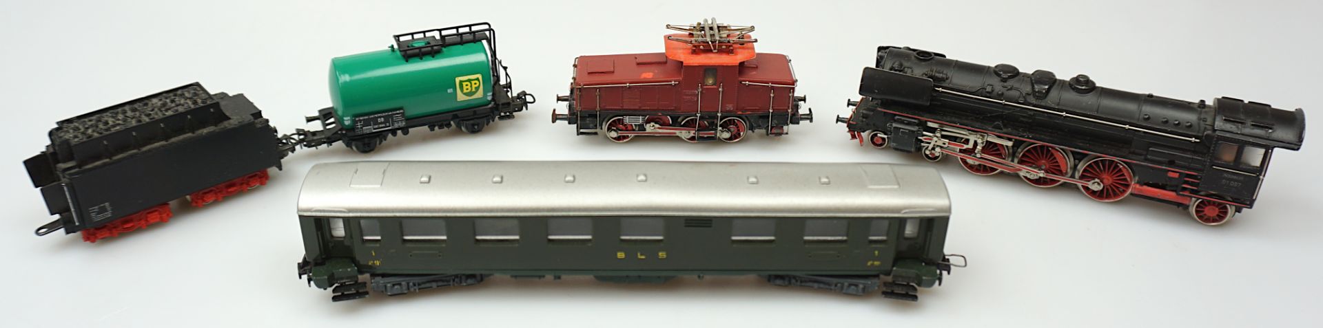 1 Konv. Modelleisenbahn: 7 Lokomotiven/Triebwägen vor allem MÄRKLIN: