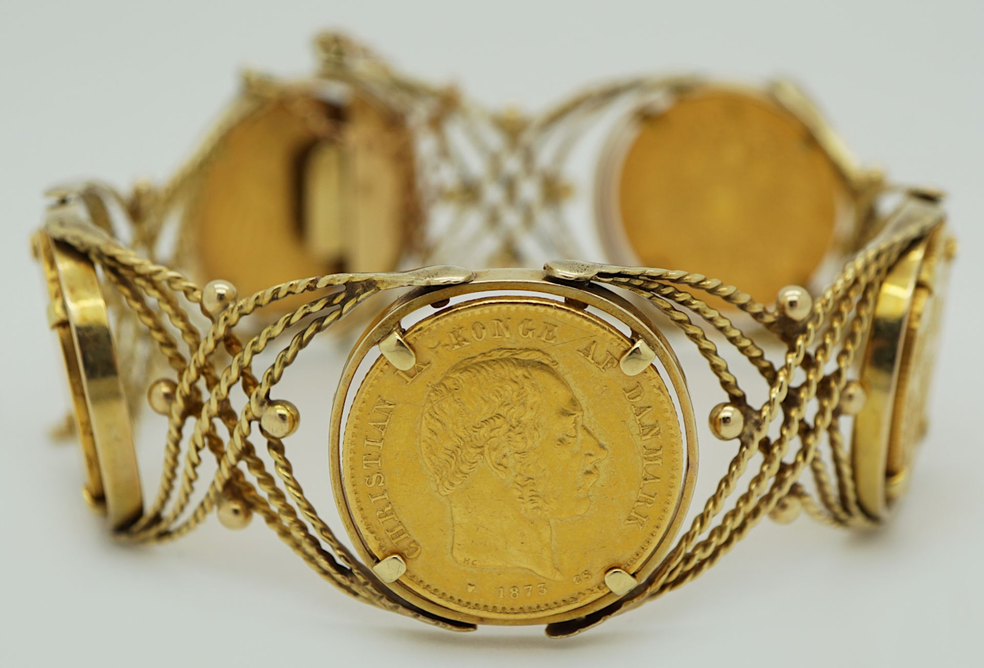 1 Armband GG 14ct. mit gefassten Goldmünzen "Deutsches Reich 20 Mark", "Dänemark", "Arabien" sichtba