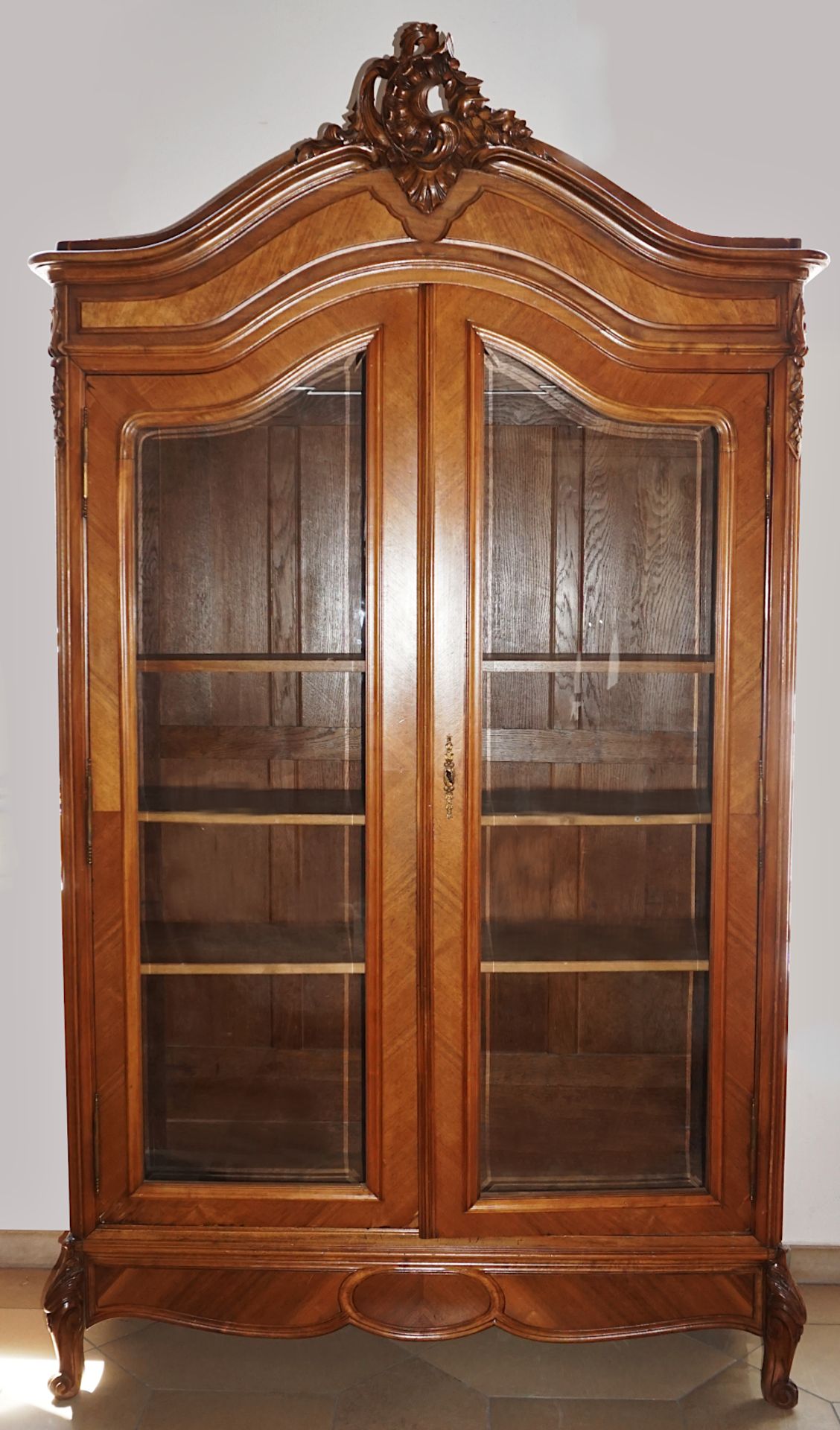 1 Bücherschrank/Vitrine wohl 19. Jh. Nussbaum furniert