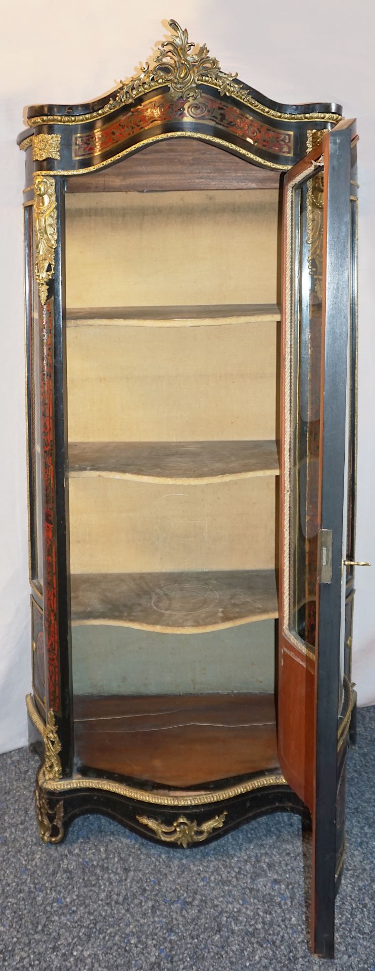 1 Schauvitrine, wohl Ende 19. Jh., Holz mit rot schwarzer Boulle-Technik intarsiert - Bild 2 aus 4