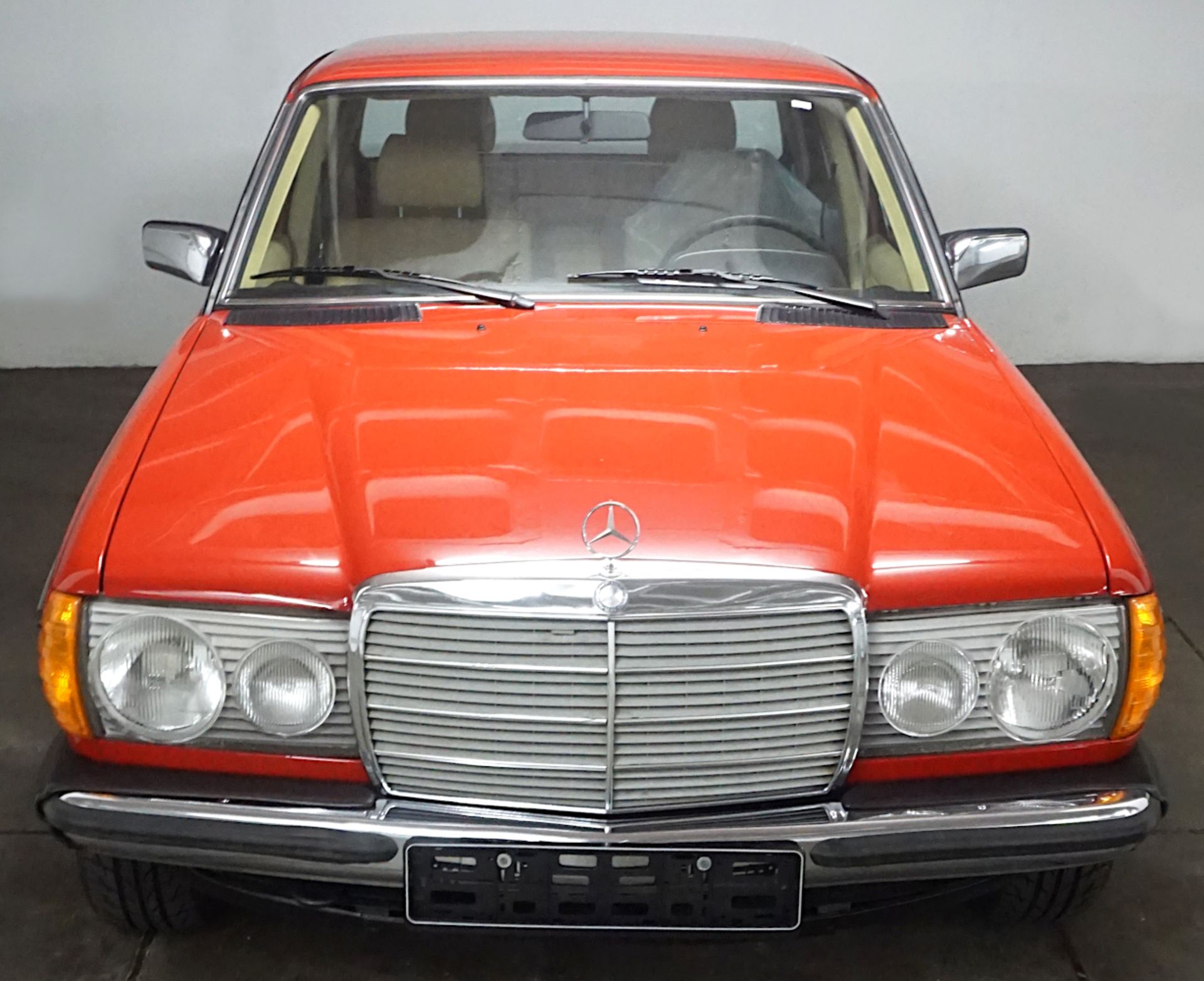 1 PKW DAIMLER BENZ "230 E" Baujahr 1981, rot - Bild 5 aus 9