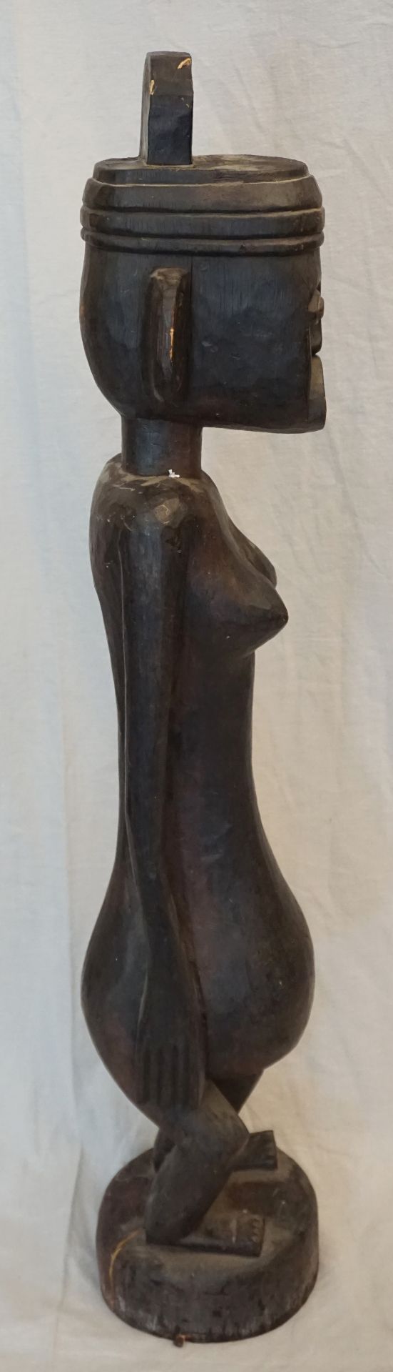 1 Holzfigur Afrika 20. Jh. „Darstellung einer Frau“ - Bild 2 aus 3