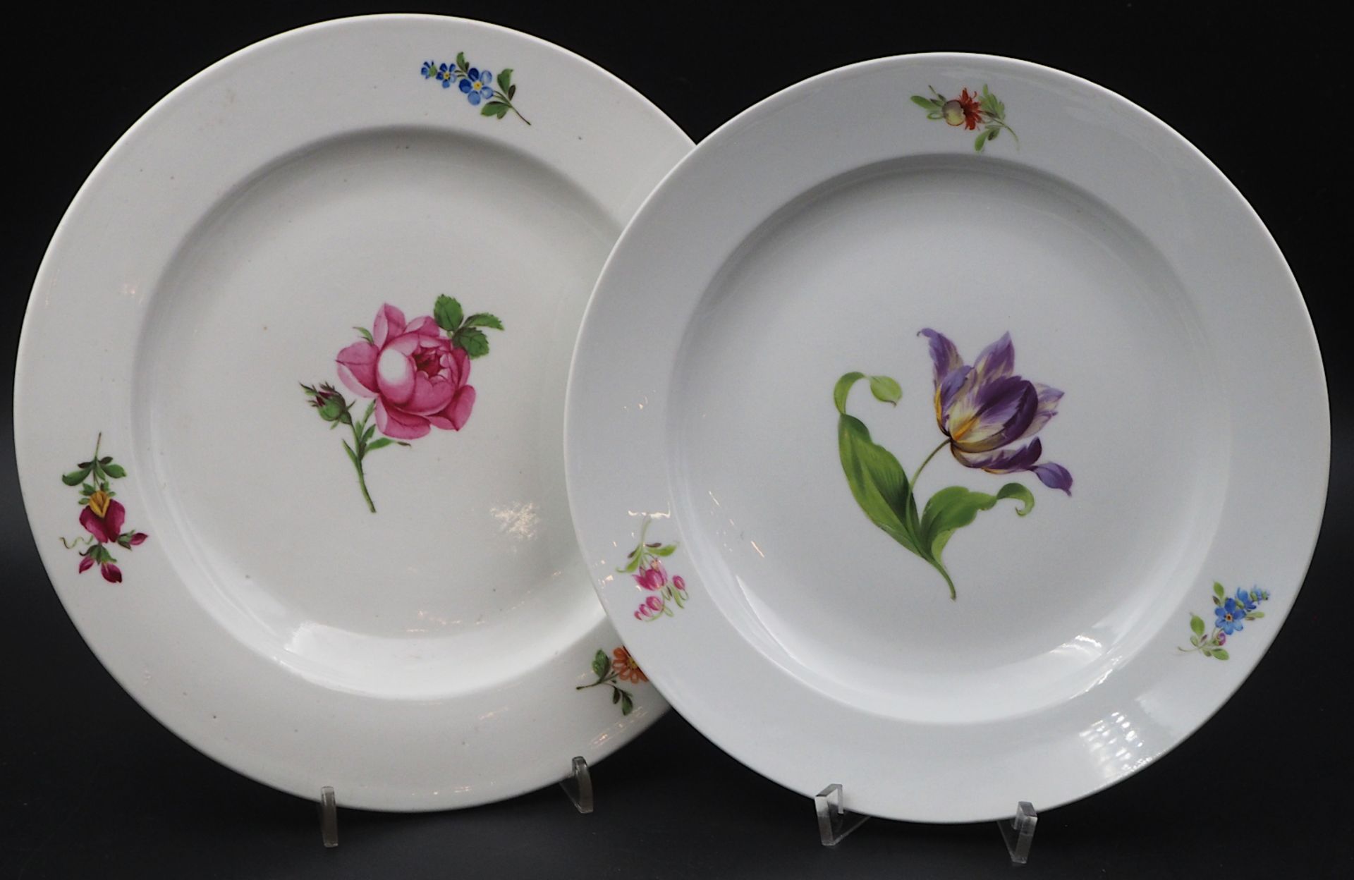 4 Teller je MEISSEN Knaufschwerter wohl 1850 bis 1924, z.T. 3. Wahl, je mit Blumendekor