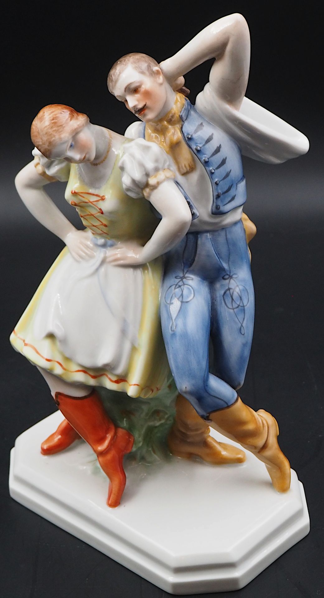 1 Porzellanfigur HEREND "Tanzendes Paar in ungarischer Tracht" auf Sockel signiert LUX Elek