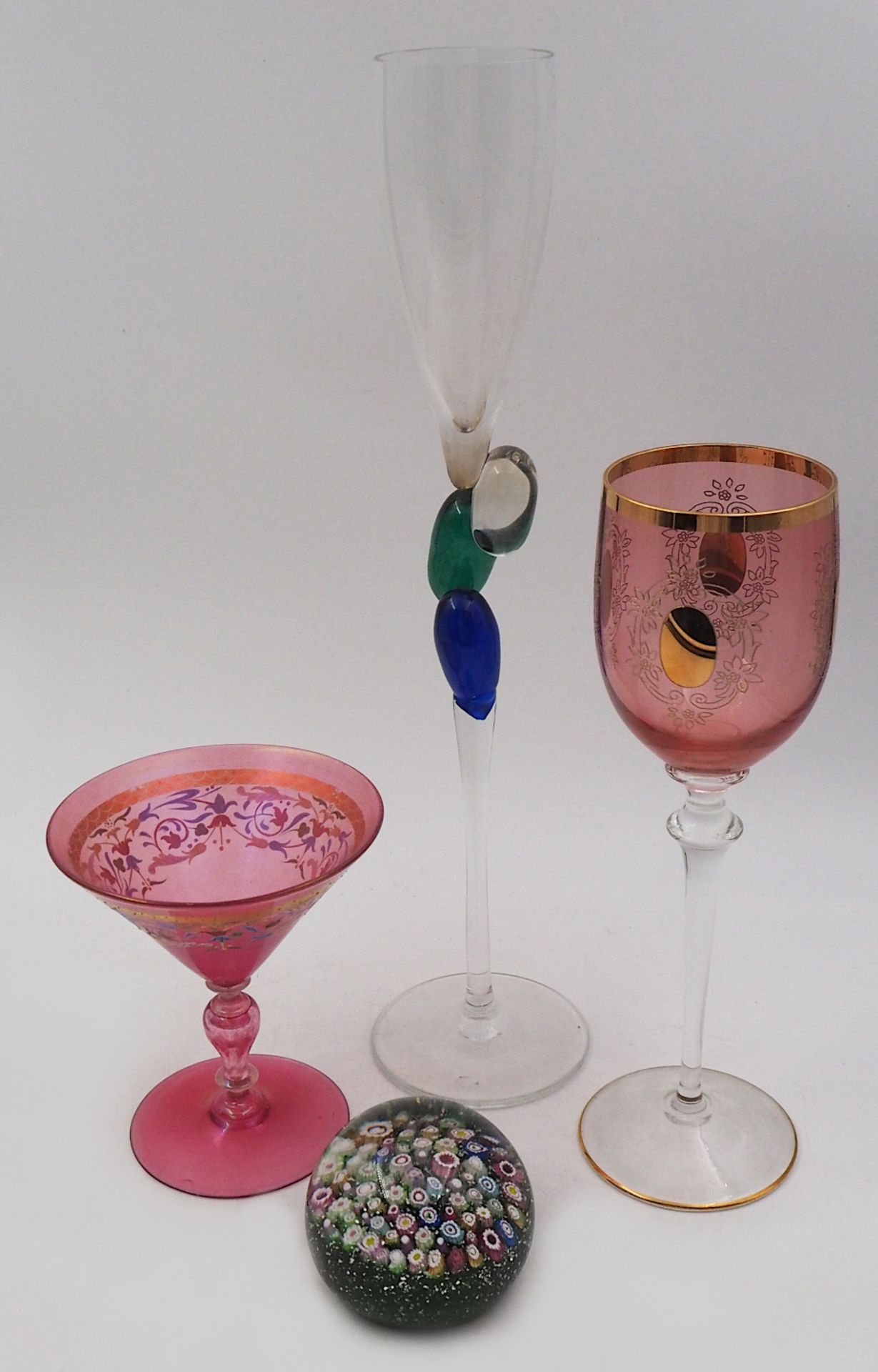 1 Konv. Glasobjekte z.T. wohl 19. Jh.: 1 Vase MOSER, Karlsbad violettes Glas mit goldfarbenem antike