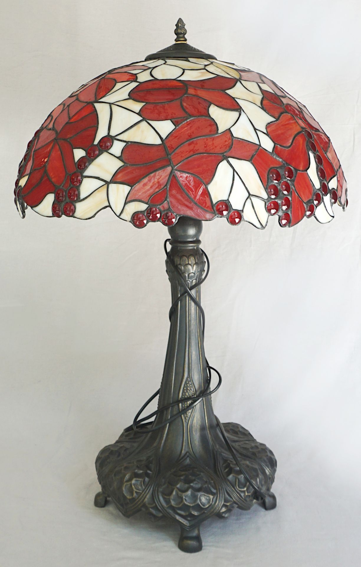 1 Tischlampe 20. Jh. Buntglasschirm mit rotem Weinlaubdekor