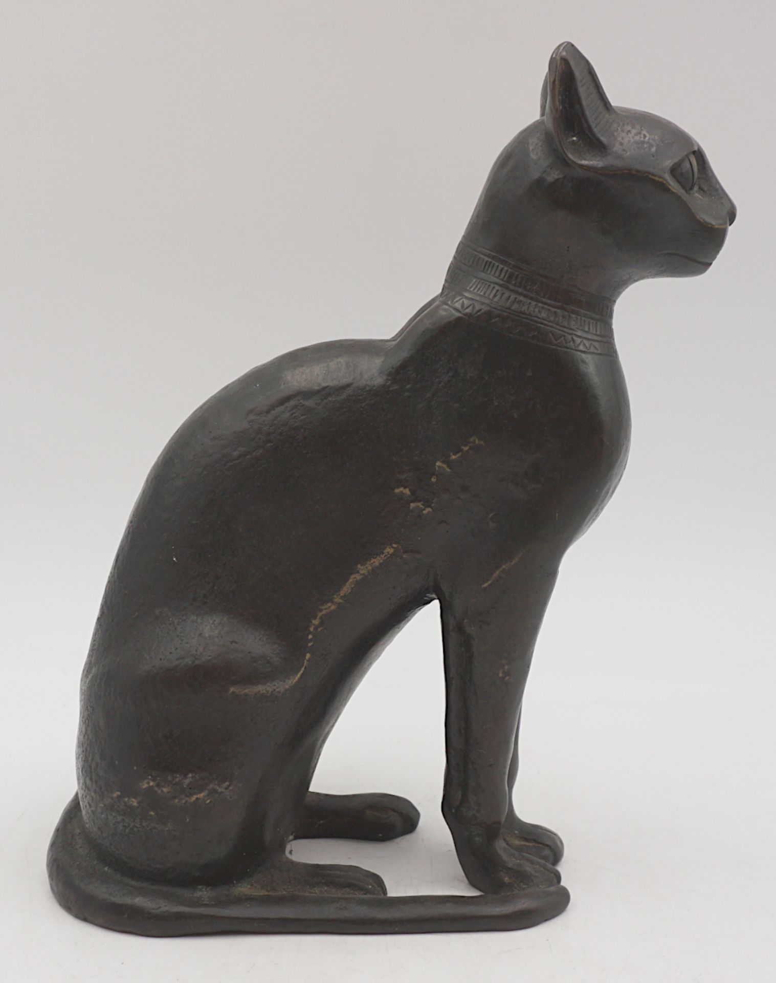 1 Bronzefigur der ägytischen Katzengöttin „Bastet“ unsign. wohl 20. Jh. - Bild 4 aus 4