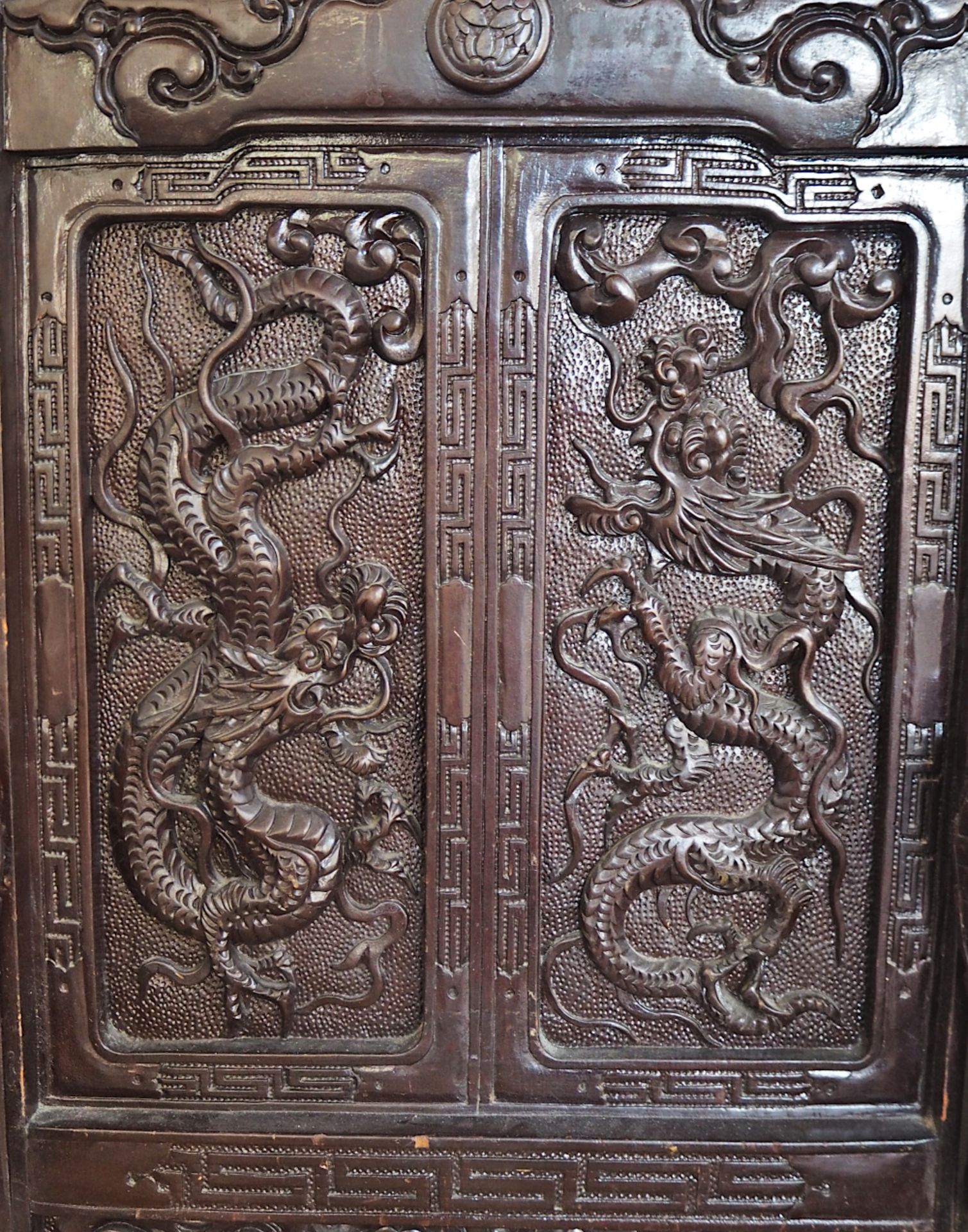 1 Drachenthron wohl China 20. Jh. Holz reich beschnitzt - Bild 6 aus 6