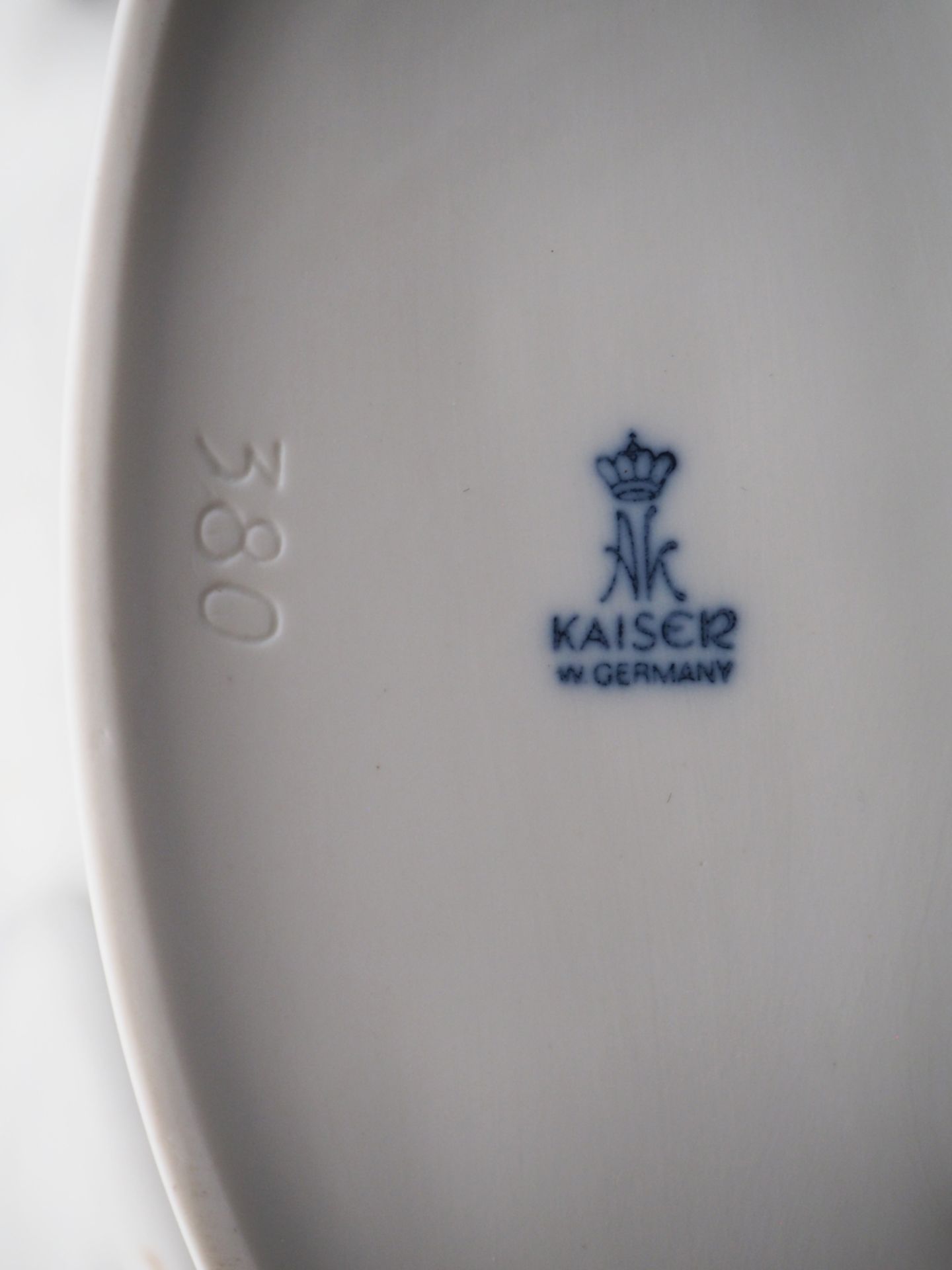 3 Bisquitporzellanfiguren KAISER, W. Germany, weiß gefasst: - Bild 6 aus 9
