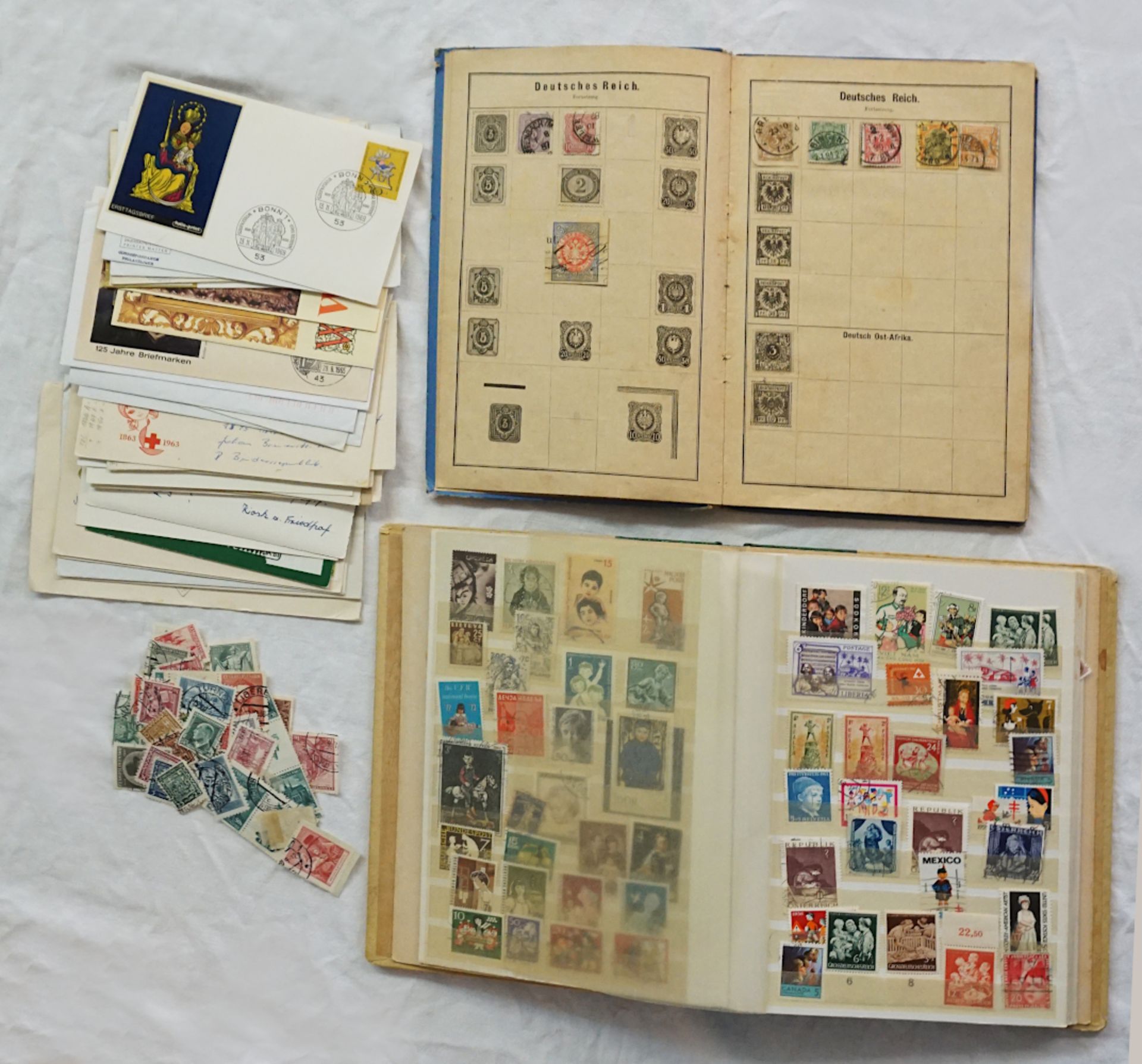 1 Konv. Briefmarken 20. Jh. in 4 Alben (1x Illustriertes Briefmarkenalbum Leipzig um 1900)/lose in T