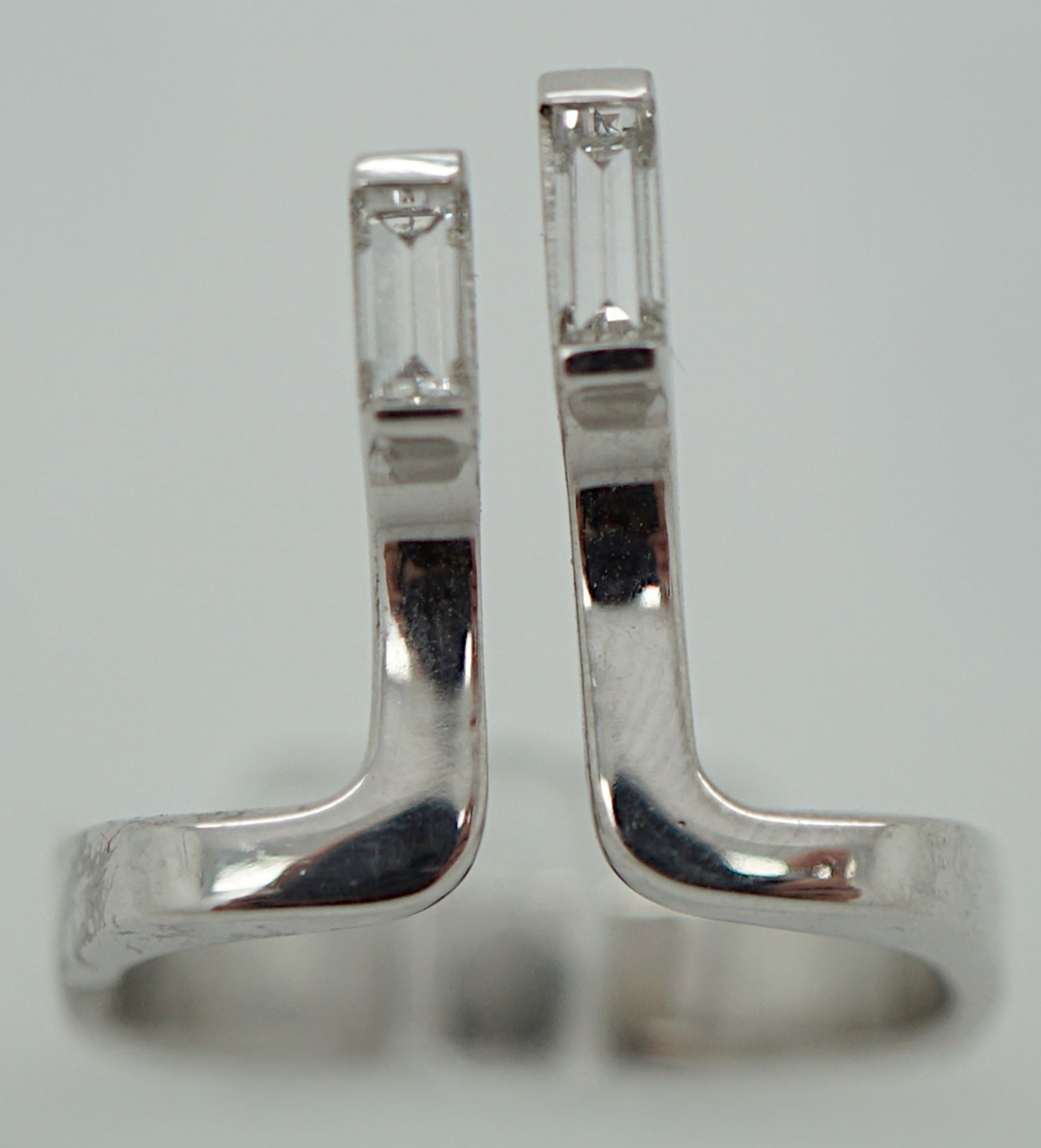 1 Damenring WG 18ct. 2 Baguettebrill. lt. Ringschiene zus. 0,3ct. Design