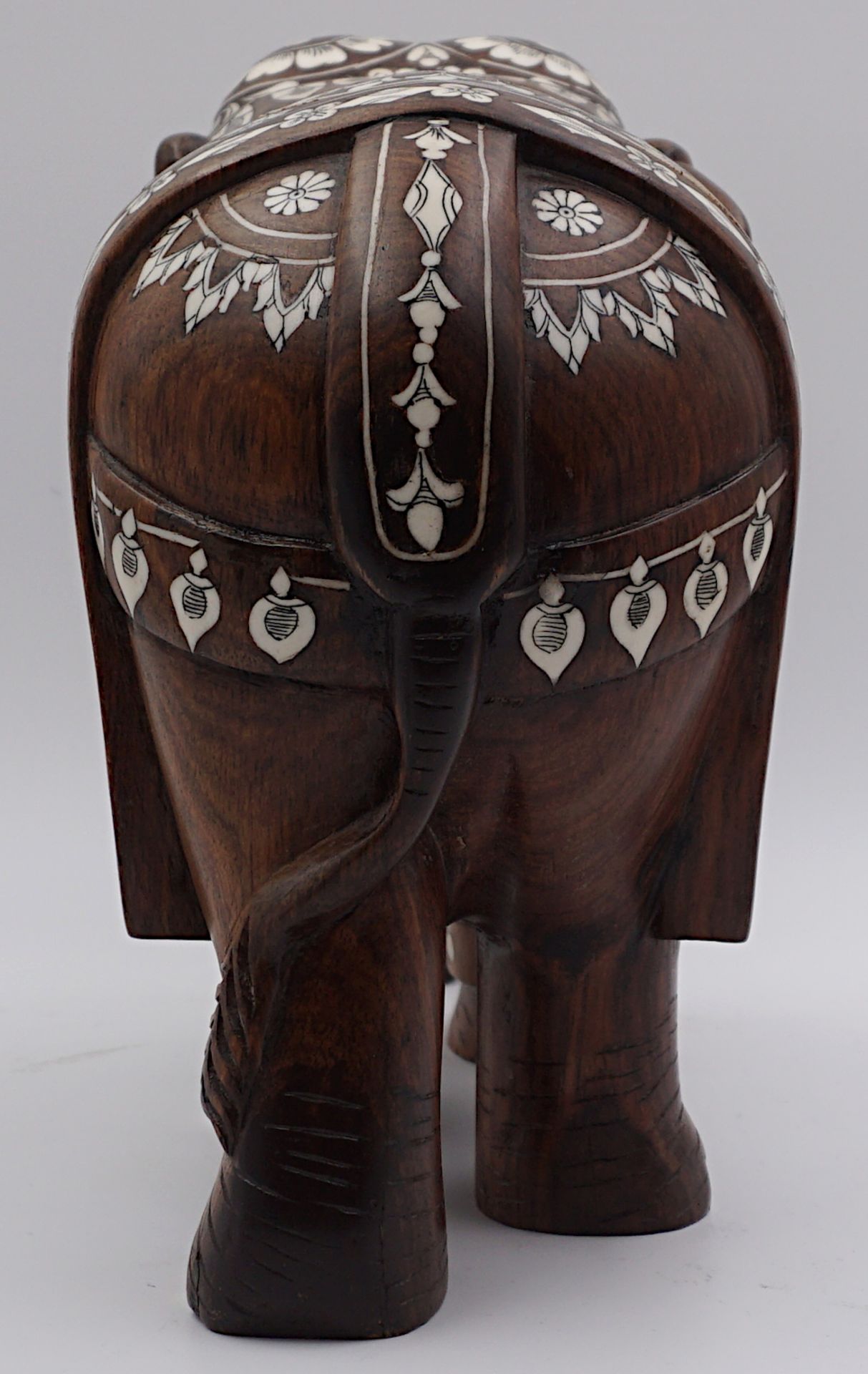 1 Figur 20. Jh. Holz mit Beinintarsien "Elephant mit indischem Zeremonialschmuck" - Bild 4 aus 7