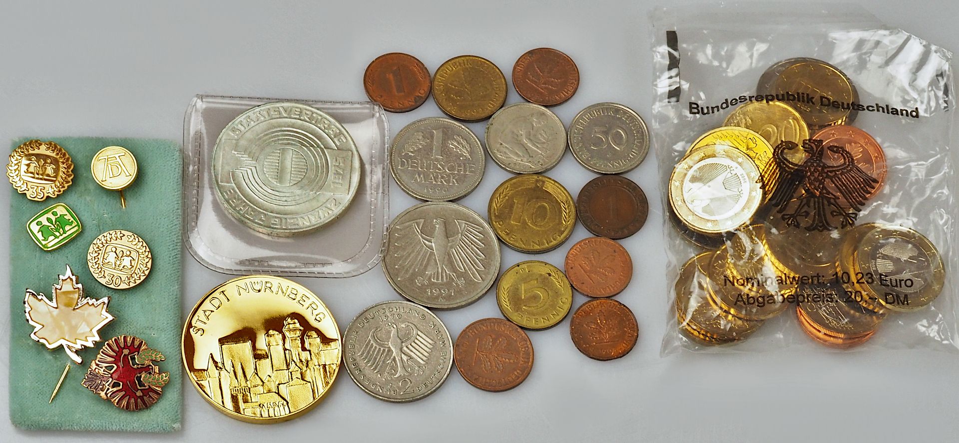 1 Konv. Münzen Medaillen Metall u.a. Euros, BRD sowie Anstecknadeln Gsp.