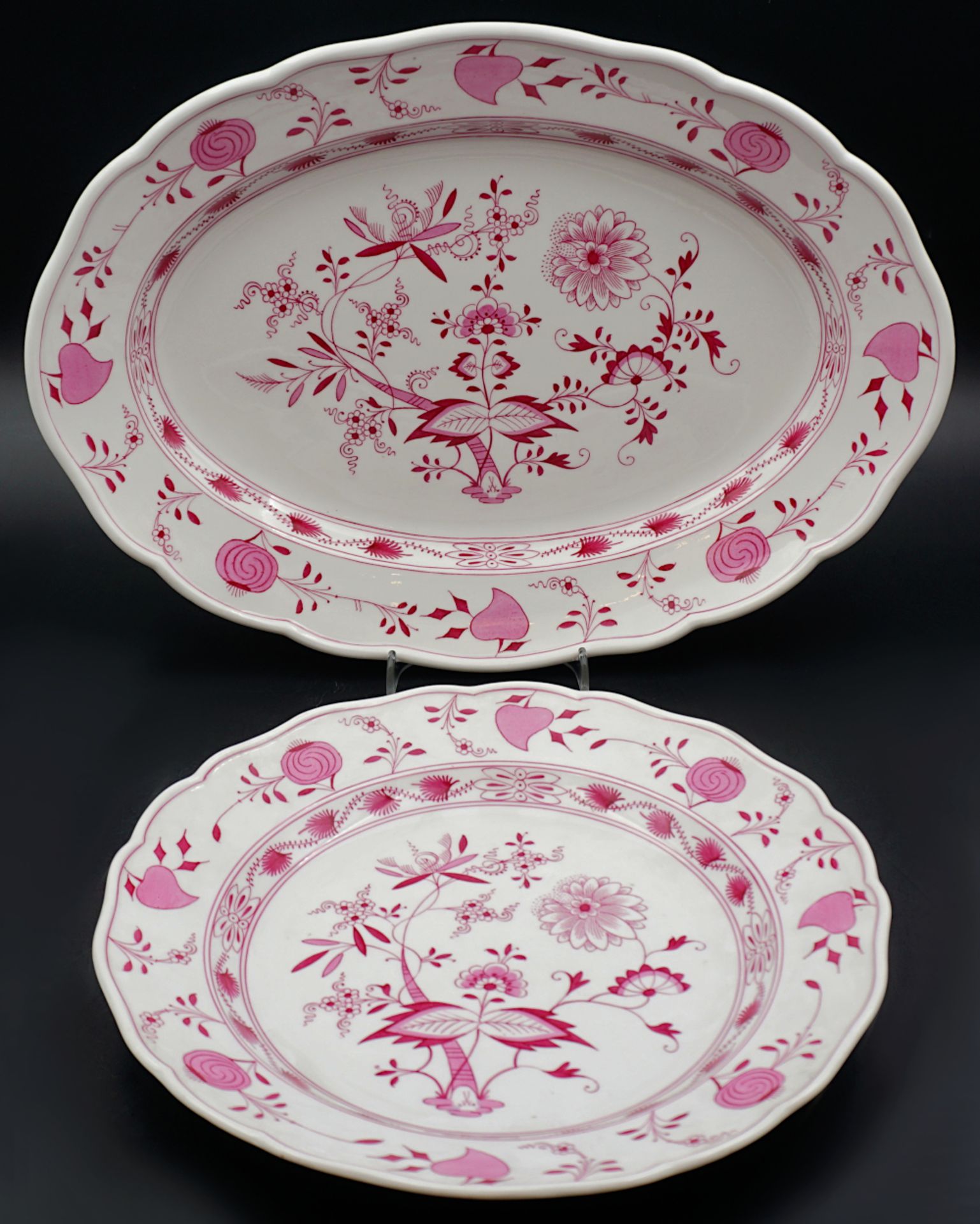 1 Platte und 1 Teller Porzellan MEISSEN "Zwiebelmuster in Purpur",