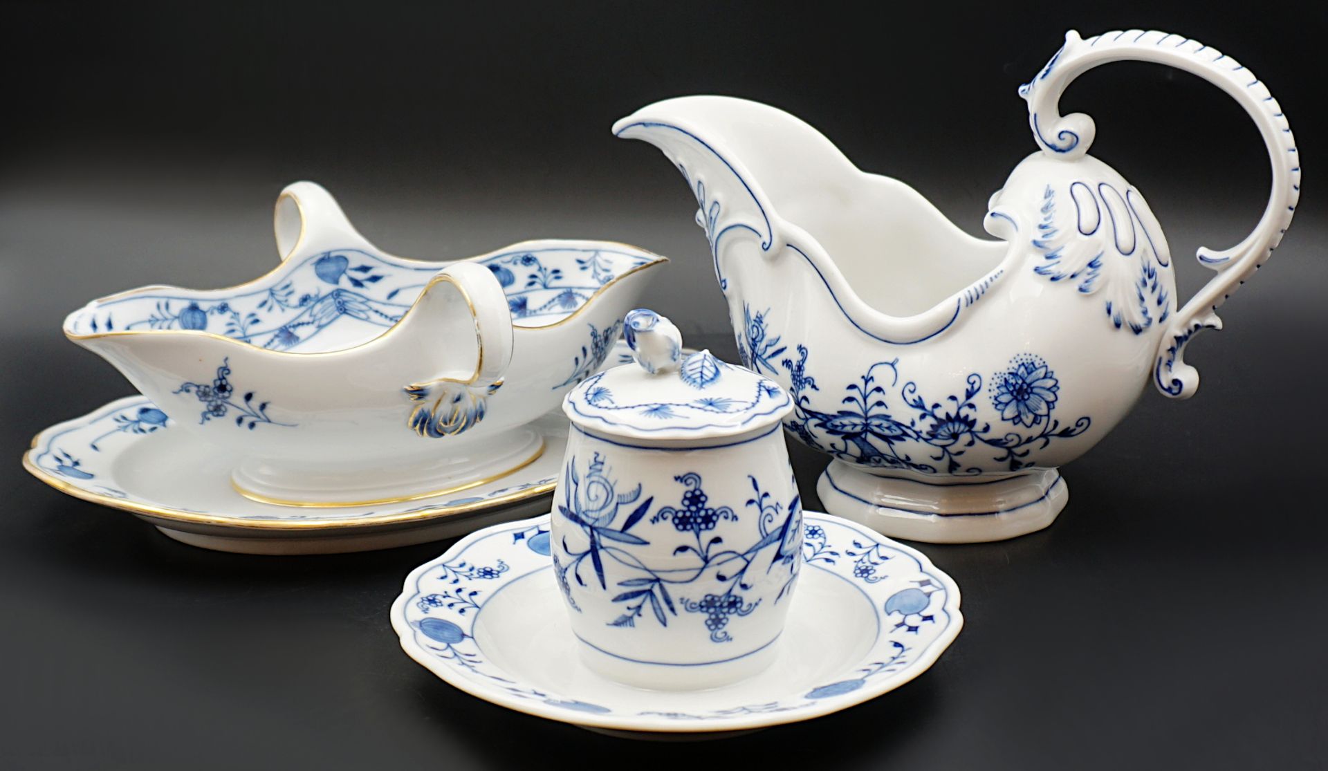 1 Konvolut Porzellan MEISSEN, STADT MEISSEN z.T. mehrfach gestr., "Zwiebelmuster in Blau",