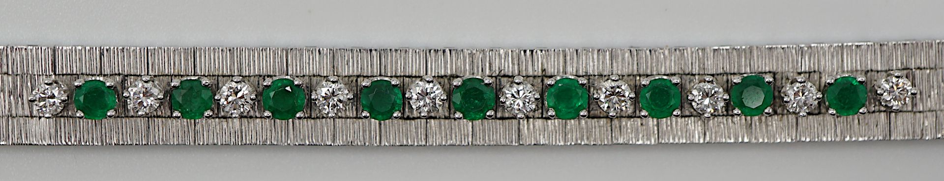 1 Damenarmband WG 18ct. lt. Kopie der Expertise von Juw. SCHOTT 1974: 9 Smaragde zus. 0,87ct., 10 Br - Image 2 of 2