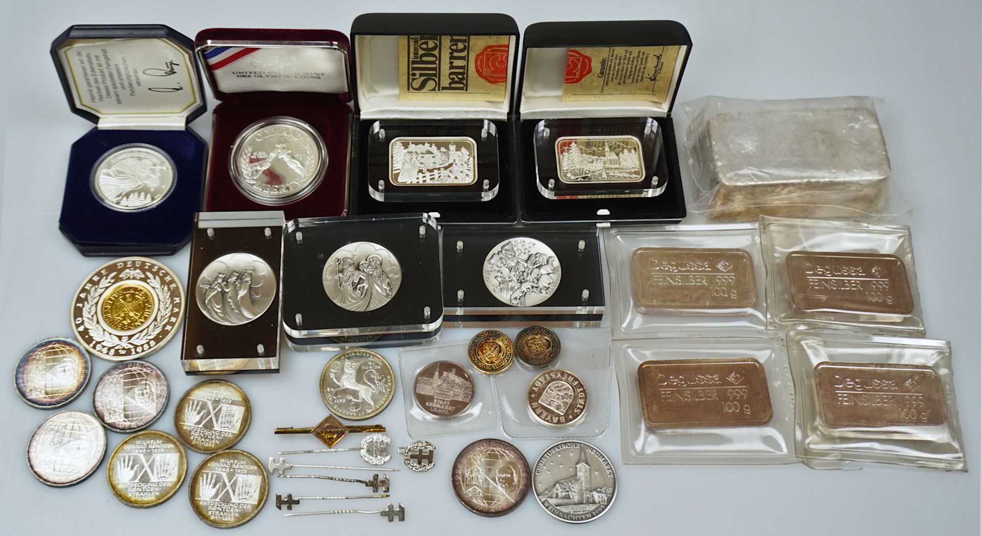 1 Konv. Münzen/Medaillen Silber u.a. BRD 10 DM, USA u.a. sowie versch. Barren DEGUSSA Feinsilber u.a
