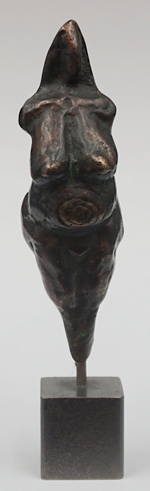 1 Bronzefigur "Venus" rückseitig monogrammiert E.A. (wohl Ekkehard ARENS *1957)