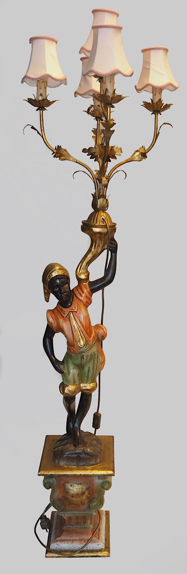 1 Stehlampe „Mohr mit phrygischer Mütze“ Holz farbig gefasst z.T. vergoldet, 20. Jh.