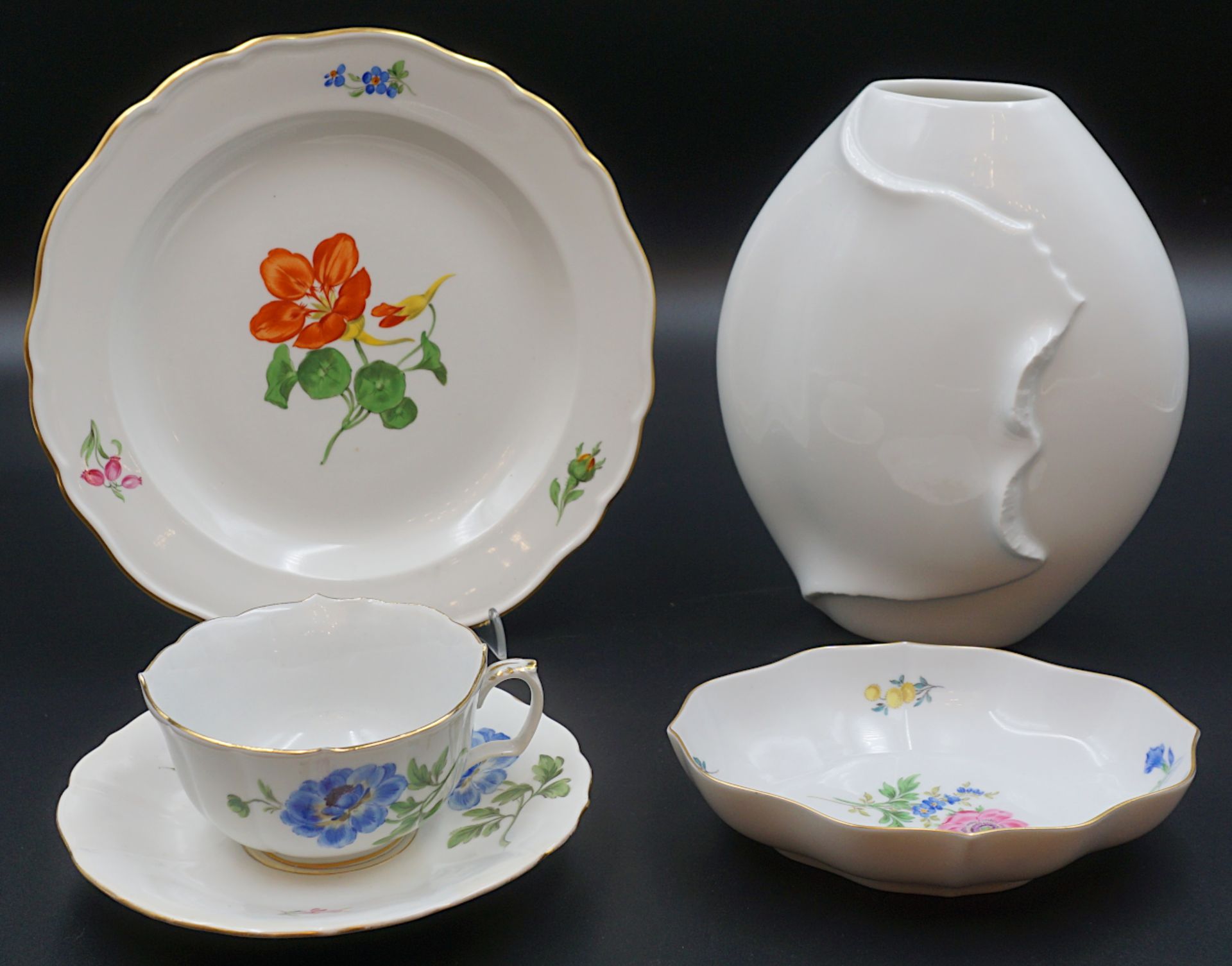 1 Konvolut Porzellan MEISSEN u.a. z.T. mehrfach gestrichen, "Blumendekor"/"weiß",