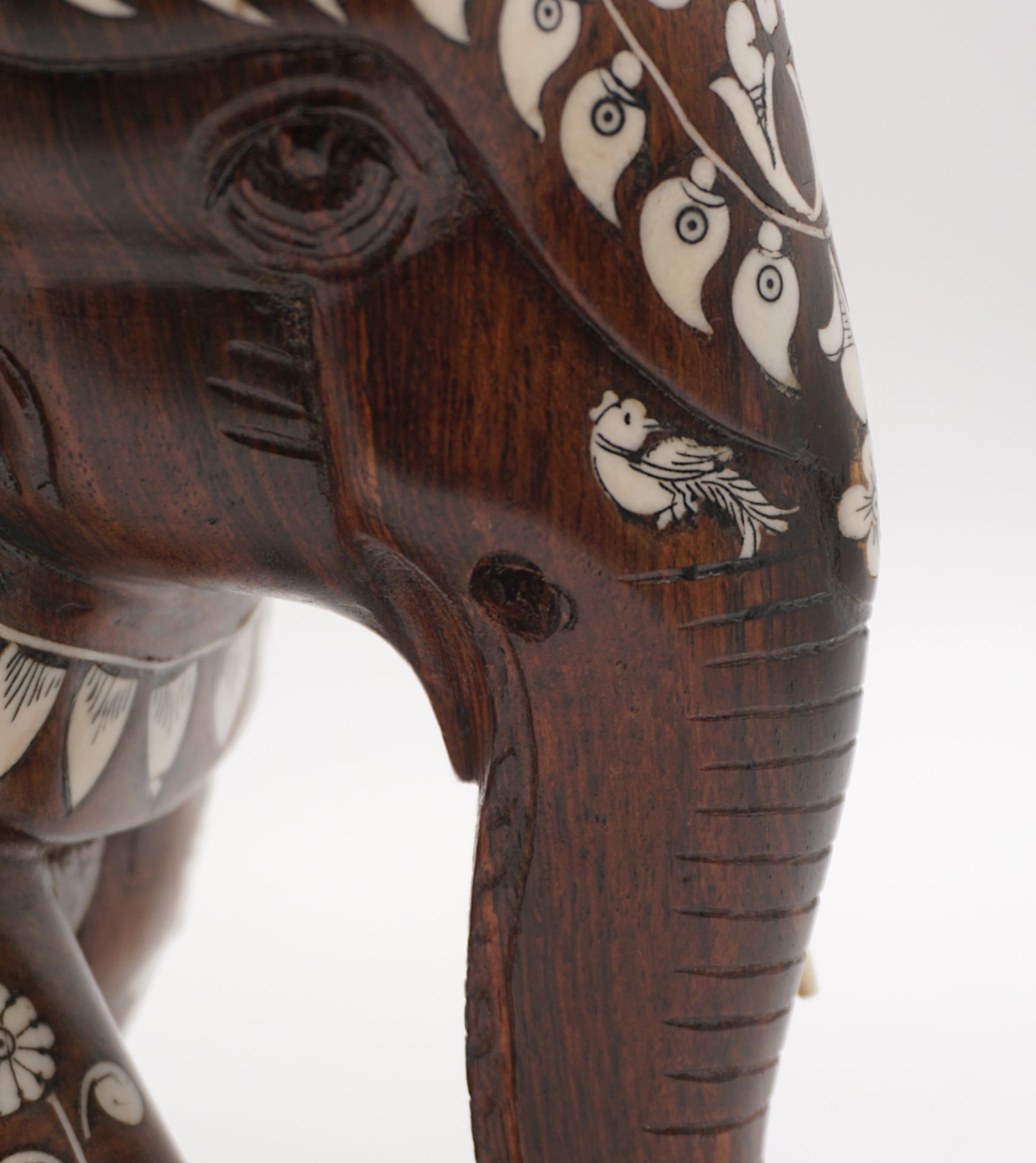 1 Figur 20. Jh. Holz mit Beinintarsien "Elephant mit indischem Zeremonialschmuck" - Bild 7 aus 7