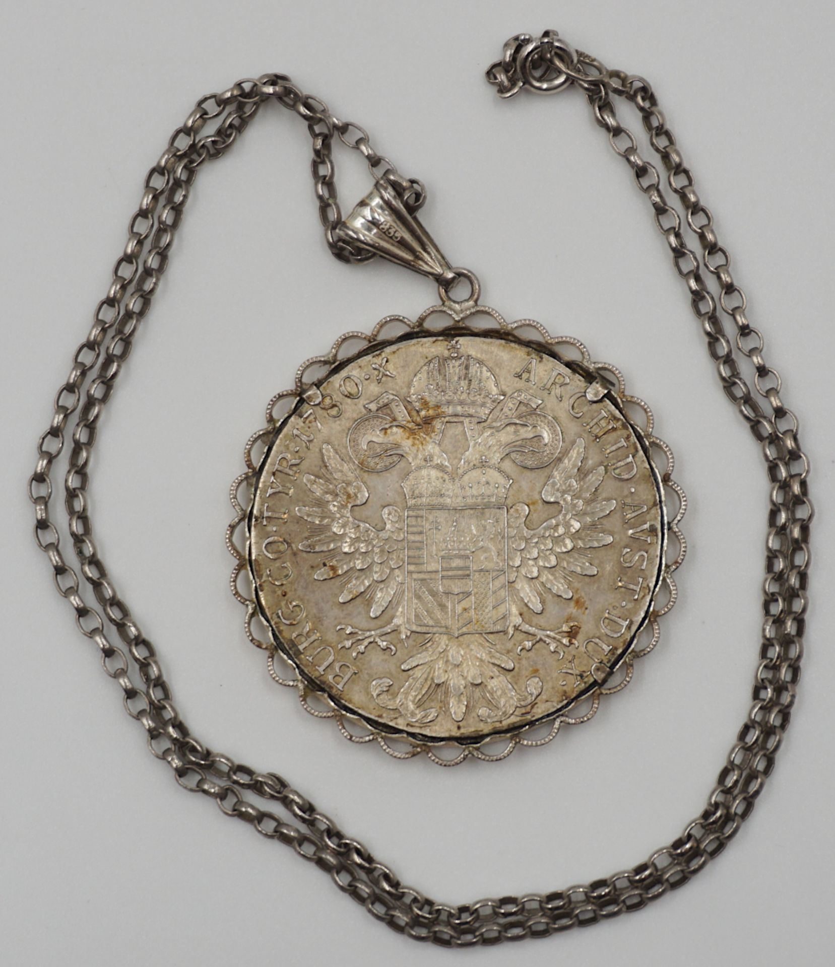 1 Kette, 1 Anhänger mit gefasster Münze, je Silber "Maria Theresia" Gsp. - Image 2 of 2