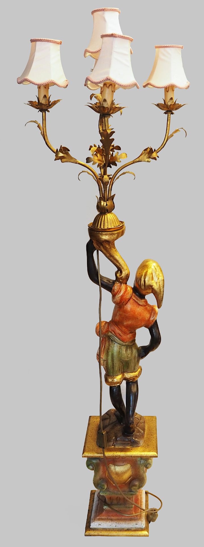 1 Stehlampe „Mohr mit phrygischer Mütze“ Holz farbig gefasst z.T. vergoldet, 20. Jh. - Image 2 of 2