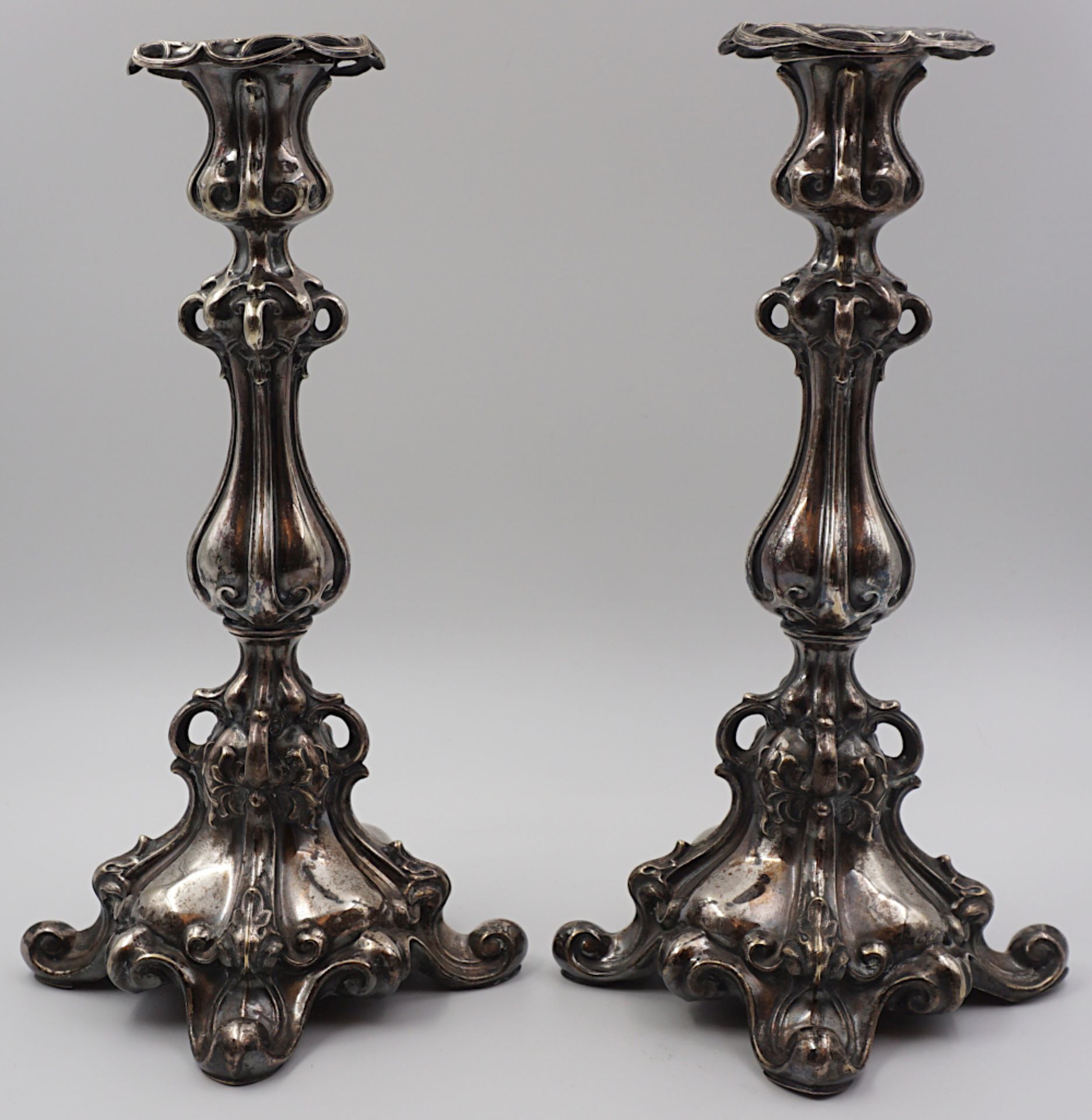 1 Pendant Kerzenleuchter im Barockstil, wohl um 1900, ungepunzt, wohl Metall versilbert - Bild 2 aus 2