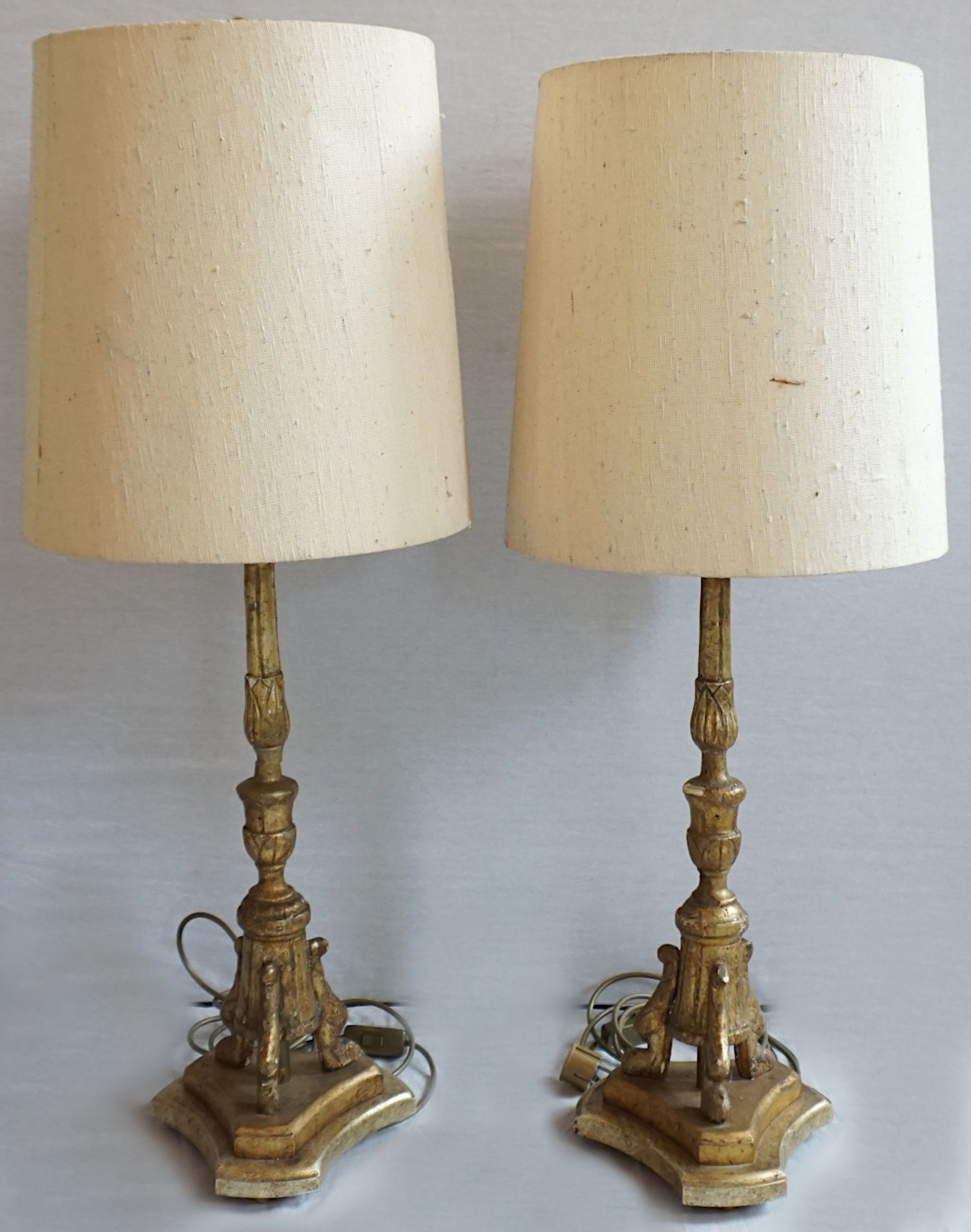 2 Tischlampen nztl. im Louis-Seize-Stil, Metall/vergoldetes Holz u.a.