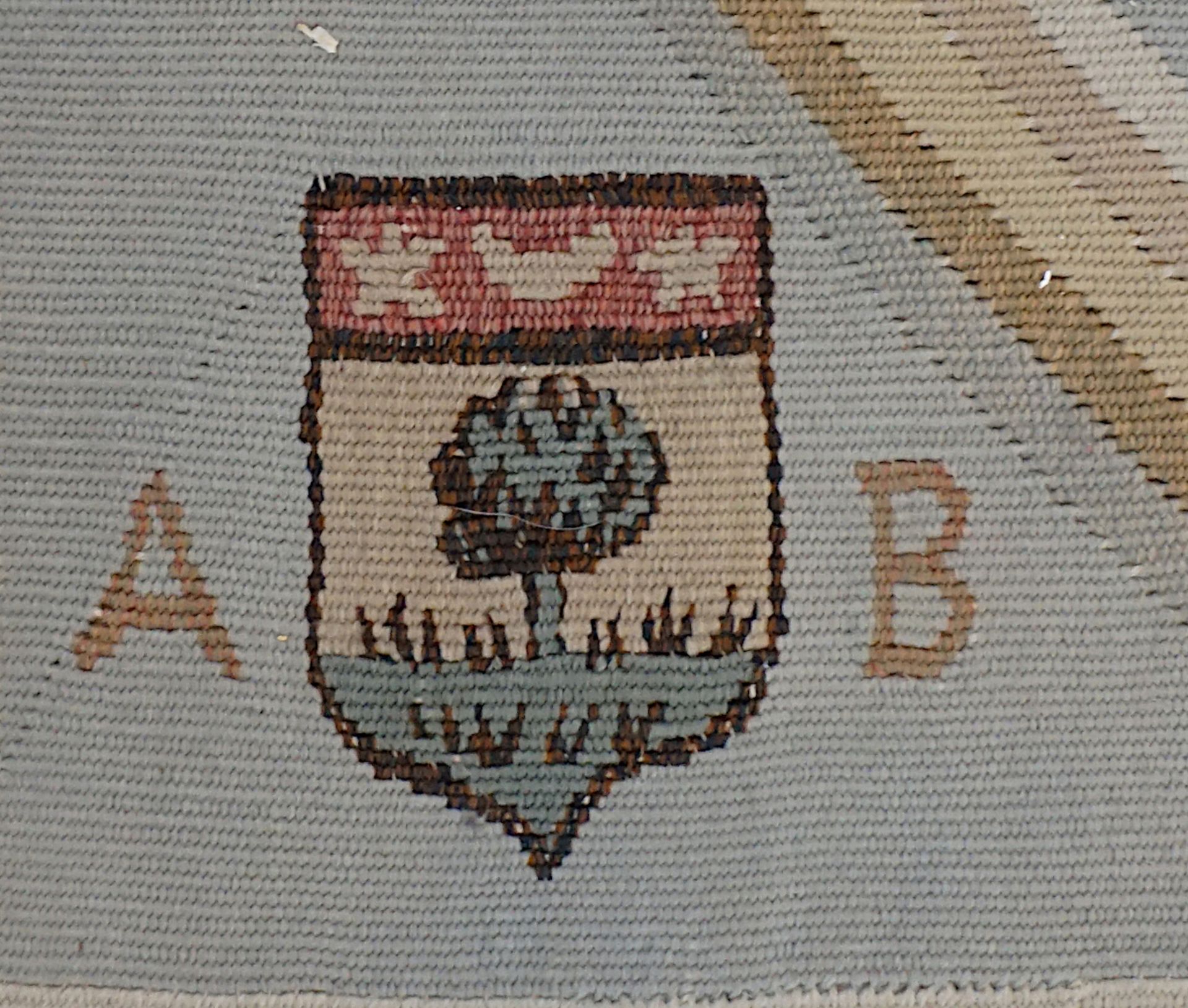 1 Teppich GOBELIN 18./19. Jh. sig. "Aubusson" mit Wappen, grau-blaugrundig mit Stuckmuster, Abrieb - Bild 6 aus 6