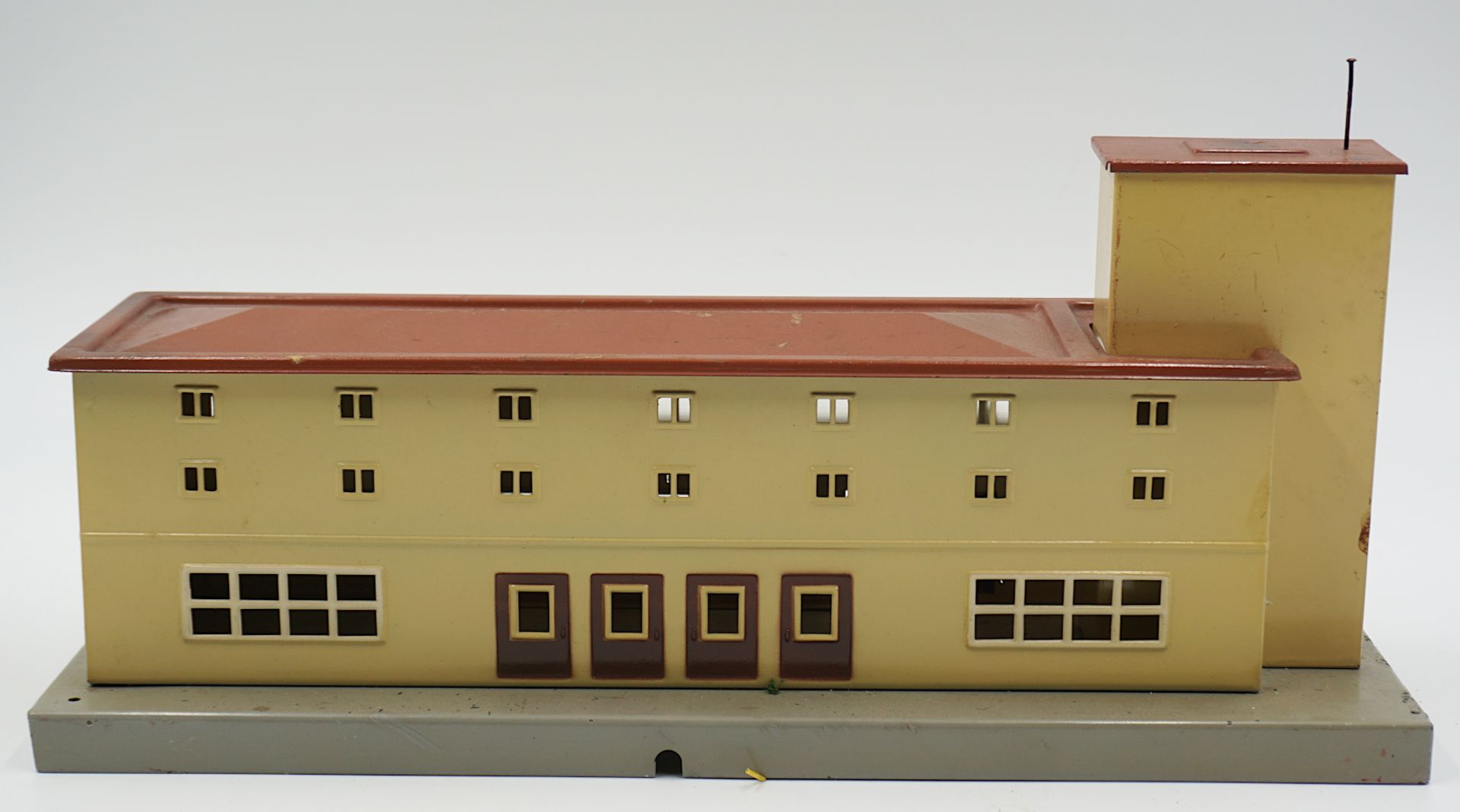 1 Bahnhofsgebäude im Bauhausstil MÄRKLIN "Friedrichshafen" wohl ca. 1937/38, Spur H0 - Bild 2 aus 3