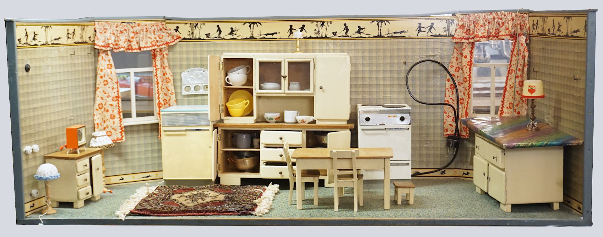 1 Puppenstubenküche mit Einrichtung im Stile der 1940er/50er Jahre: