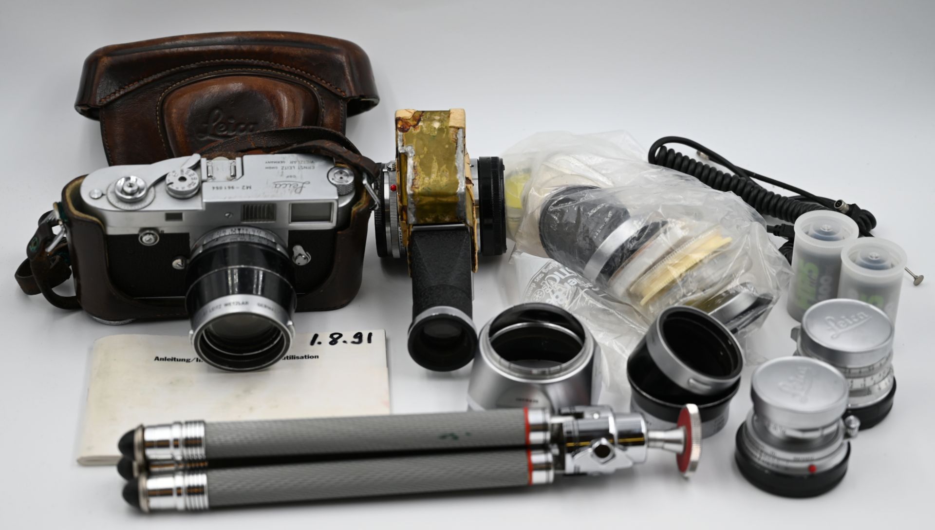 1 Fotoapparat LEICA "M2" wohl um 1959 num. "961054"/bez. "Ernst LEITZ GmbH, Wetzlar"