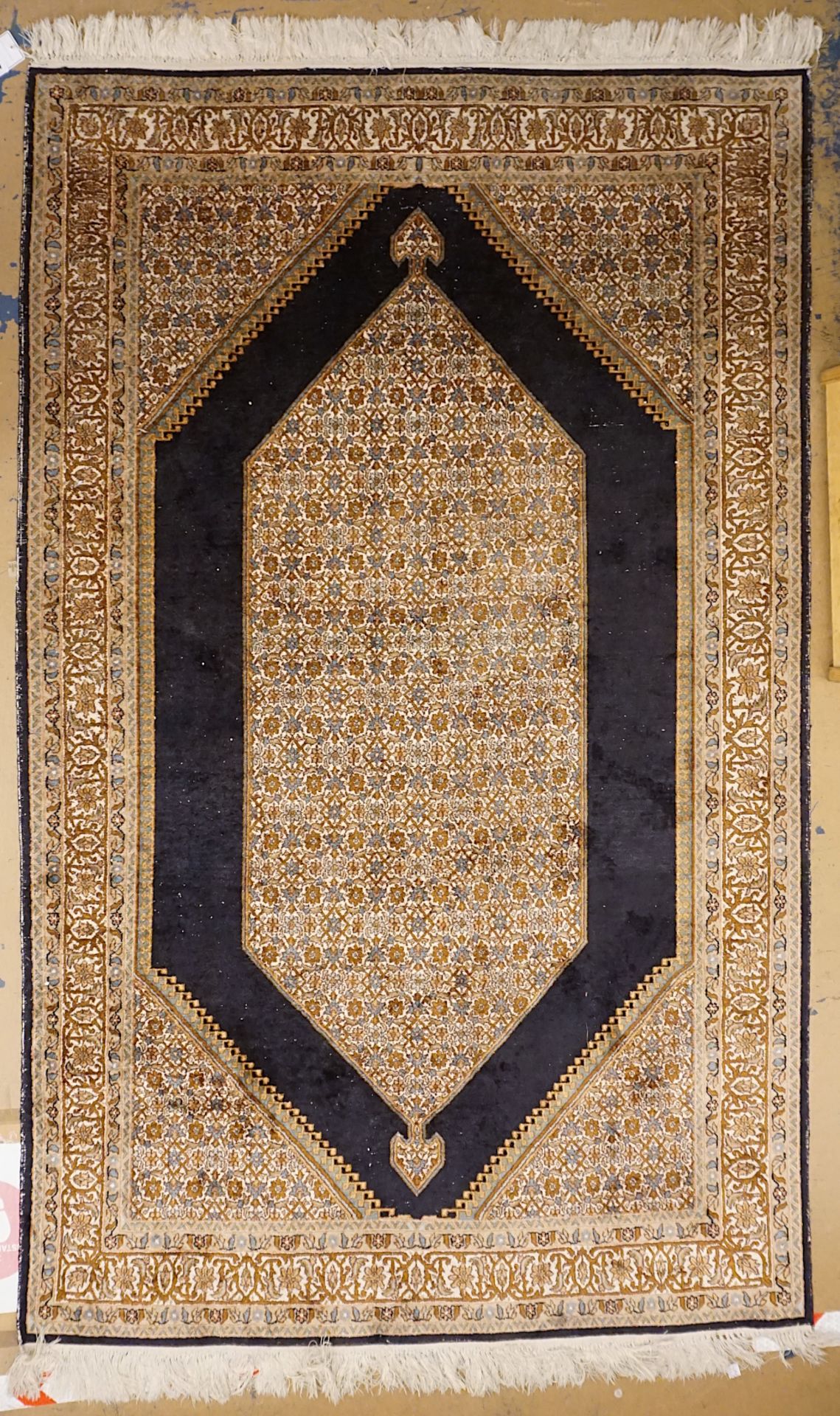 1 Orientteppich NAIN beigegrundig mit geometrischem Dekor, ca. 183x119cm, Fransen min. besch., Asp.