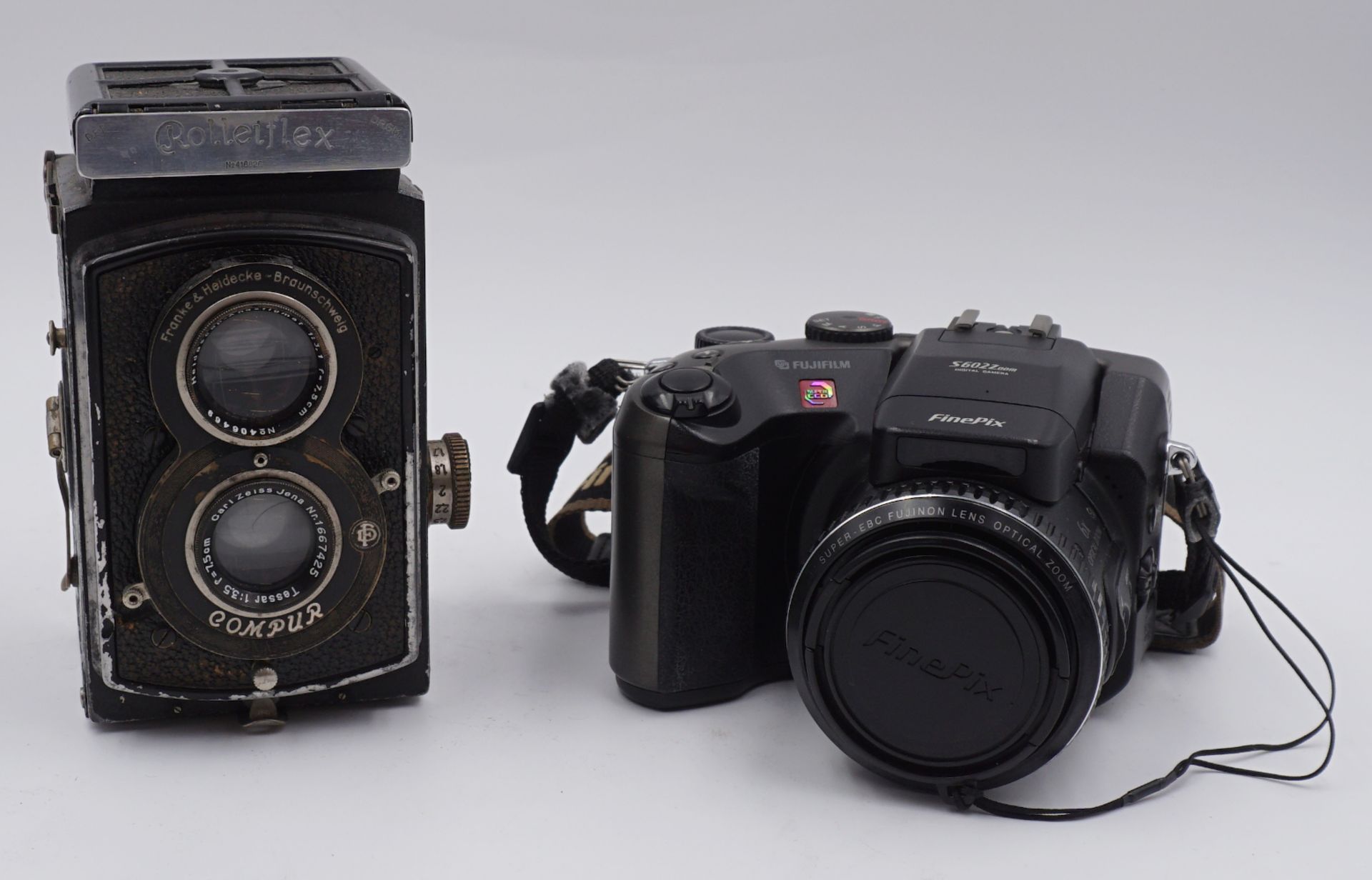 2 Fotoapparate: ROLLEIFLEX "Compur" (Franke&Heidecke-Braunschweig), FINEPIX "S602Z" u.a. ber. Asp.