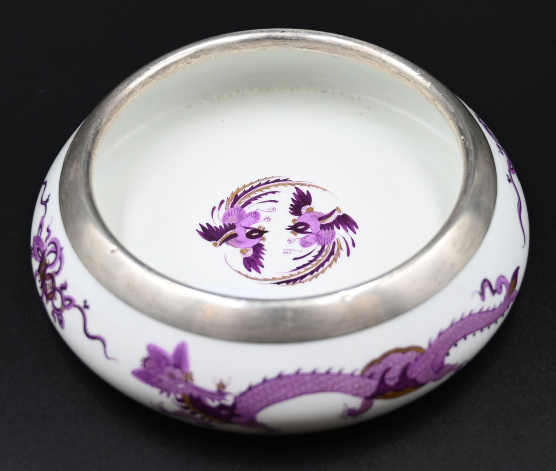 1 Aschenbecher Porzellan MEISSEN "Lila Hofdrache", mit Montierung Silber 925,