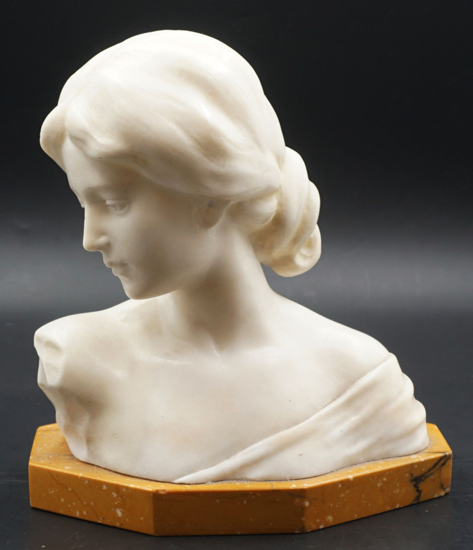 1 Büste wohl Alabaster "Dame mit sinnierendem Blick" auf Steinsockel, H ca. 20cm, ber., Asp.
