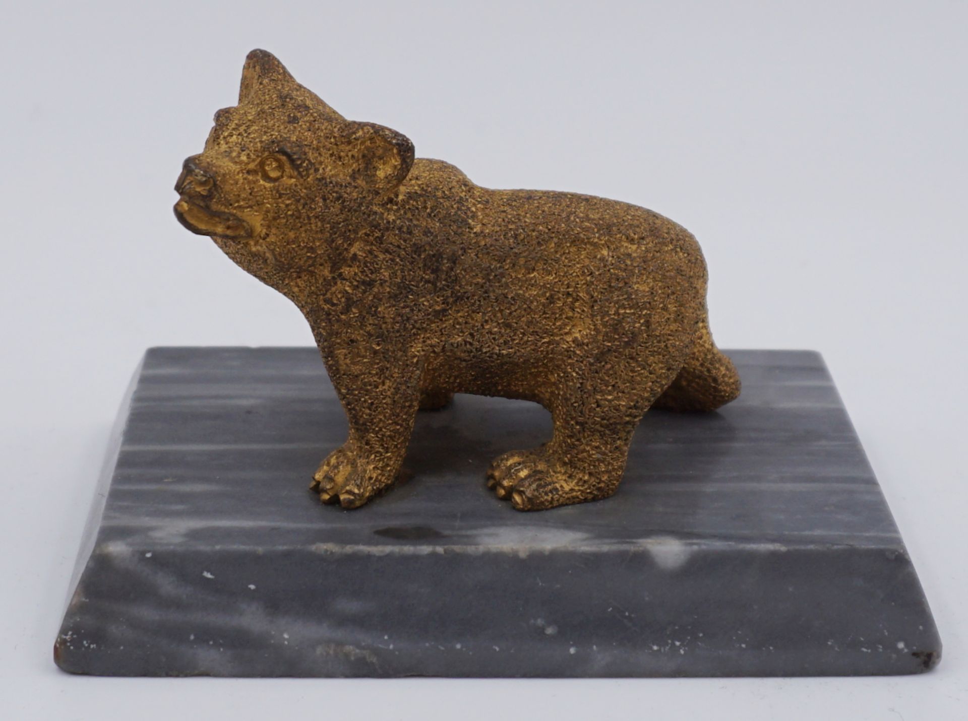 1 Bronzefigur feuervergoldet "Braunbär" lt. EL Russland, auf Steinsockel, H ca. 6cm, min. ber., Asp.
