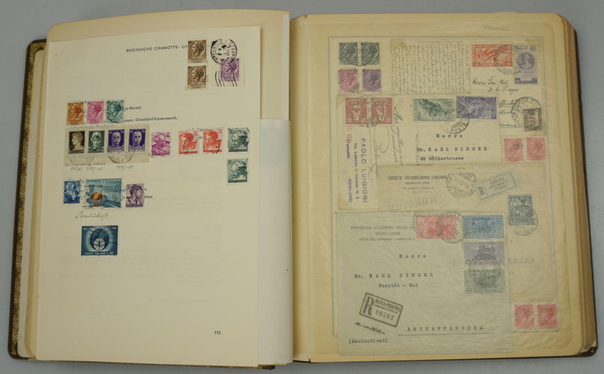 1 Jugendstil-Briefmarkenalbum mit Inhalt Alle Welt Anfang 20. Jh., z.T. auf Umschlägen, z.T. ber., A