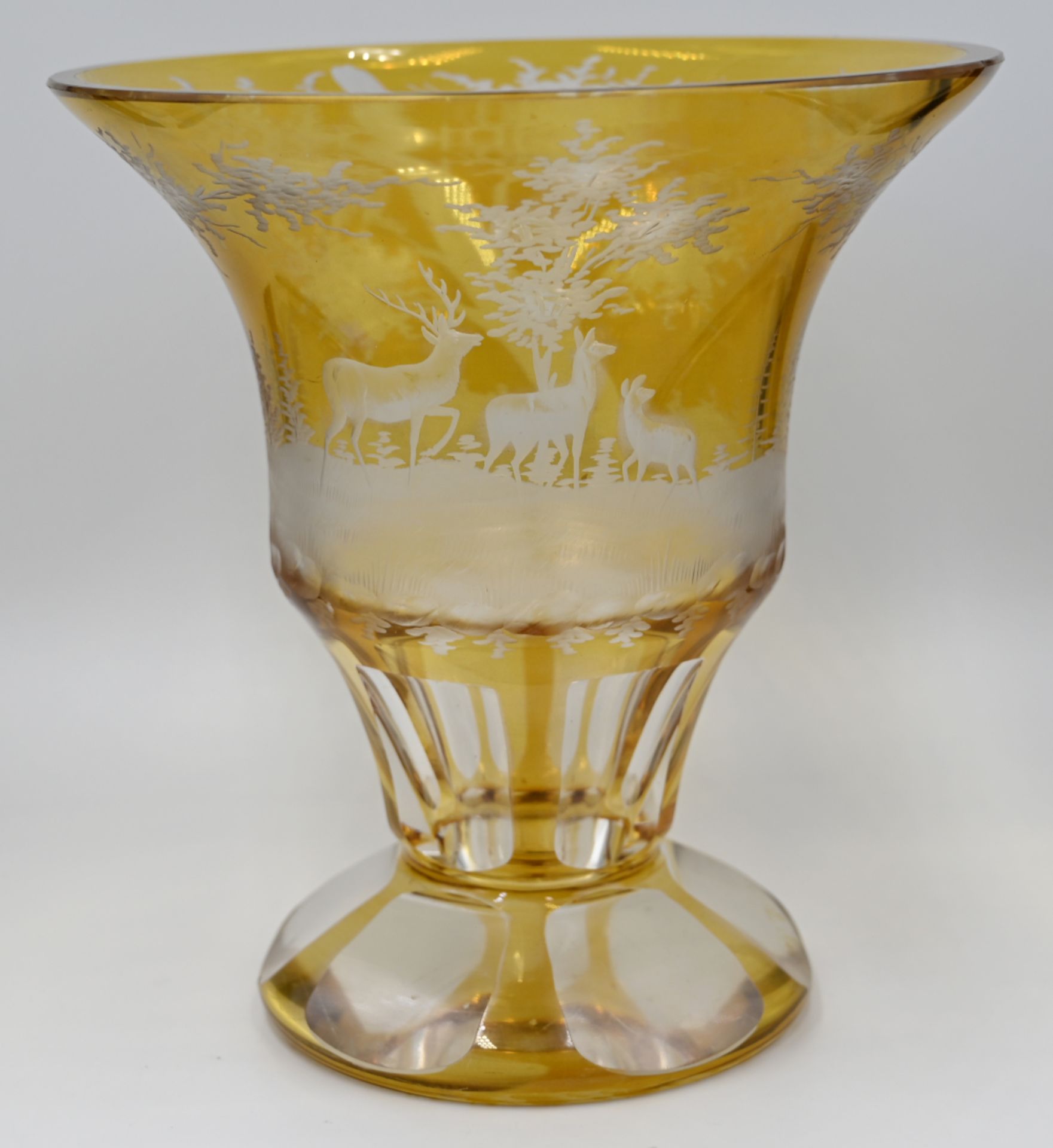 1 Trichtervase Glas wohl um 1900, bernsteinfarben/transparent, z.T. geschliffen "Waldszene mit Hirsc