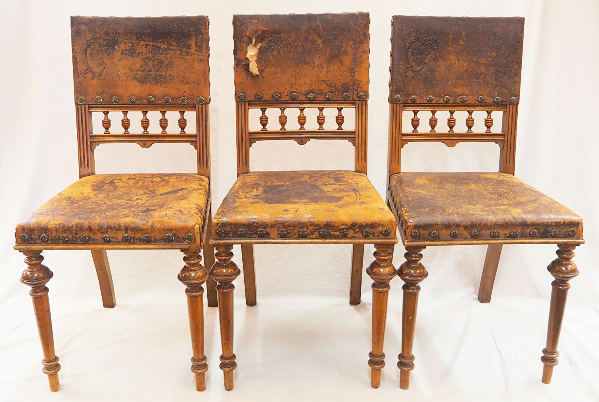 3 Stühle 19. Jh. Holz mit Lederbezug, Rückenlehne mit Balustradendekor, Beine z.T. gedrechselt, H ca
