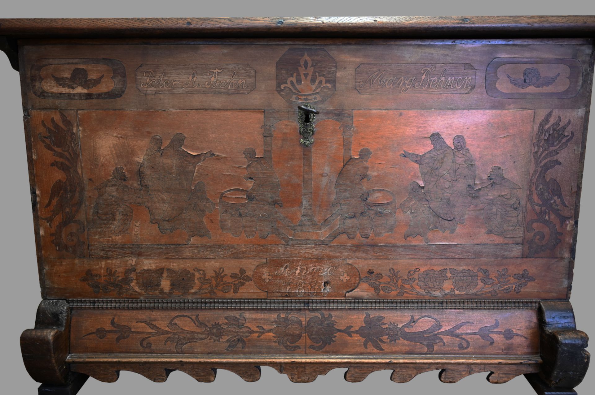 1 Hochzeitstruhe Holz intarsiert/dat. „1800“, frontseitig „Wunder auf der Hochzeit zu Kana“ - Bild 2 aus 5