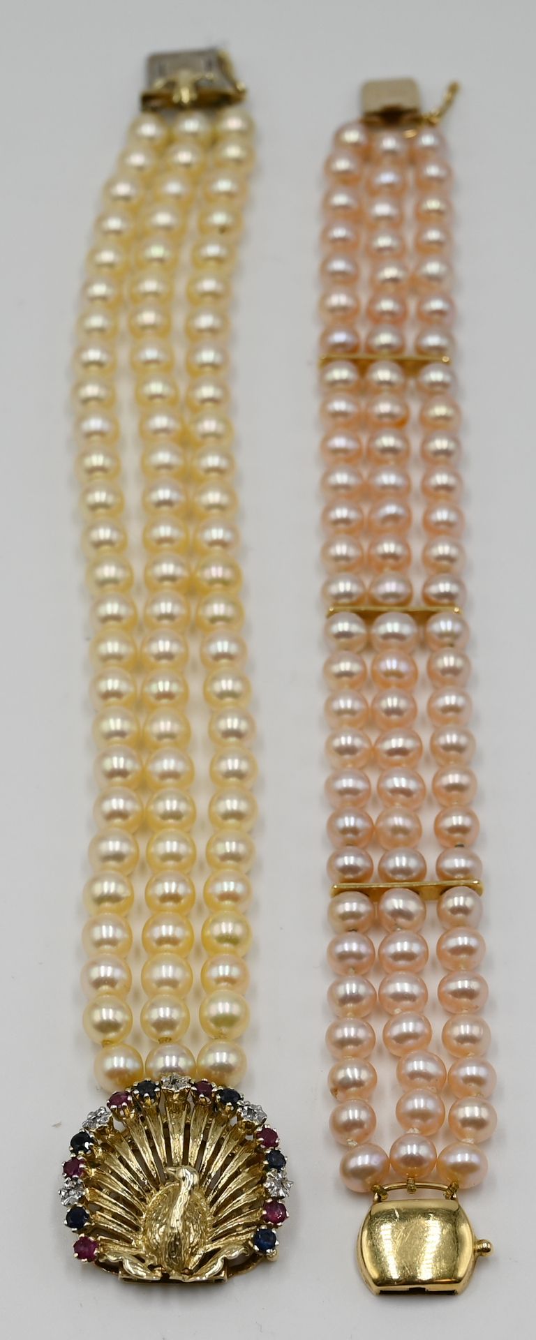 2 Perlarmbänder GG/WG 14/18ct. z.T. mit Edelsteinen (Rubine, Saphire, Diamanten) "Pfau" Gsp.