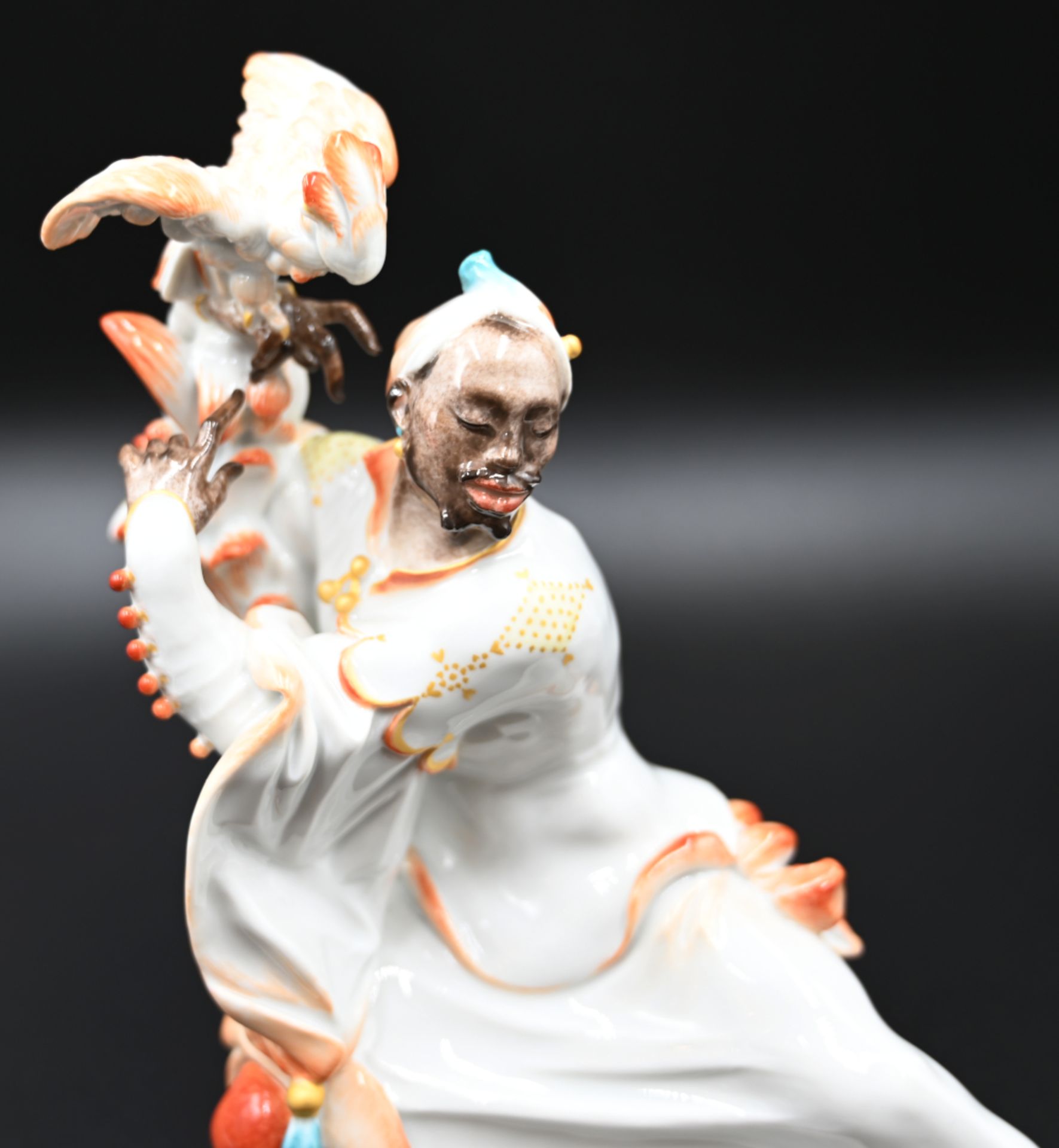 1 Figur Porzellan MEISSEN Schwertermarke 3 Schleifstriche, "Mohr mit Kakadu", Entwurf Paul SCHEURICH - Image 5 of 6