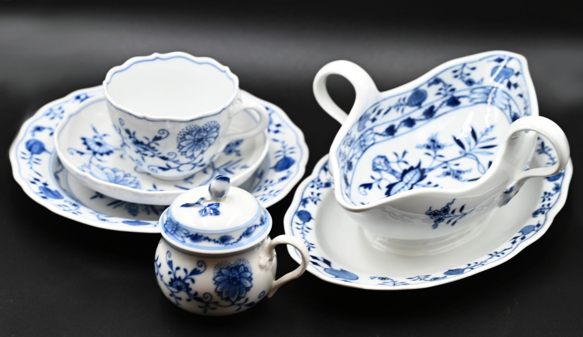 1 Kaffee-/Speiseservice Porzellan MEISSEN z.T. Knaufschwerter, "Zwiebelmuster", für ca. 10 Personen,