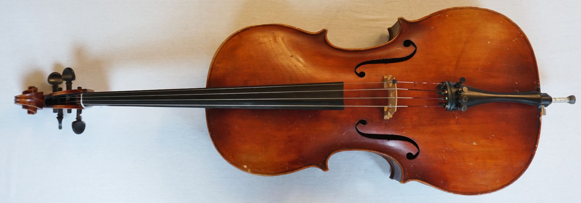 1 Cello wohl für Kinder, ca. H 115cm, Asp.