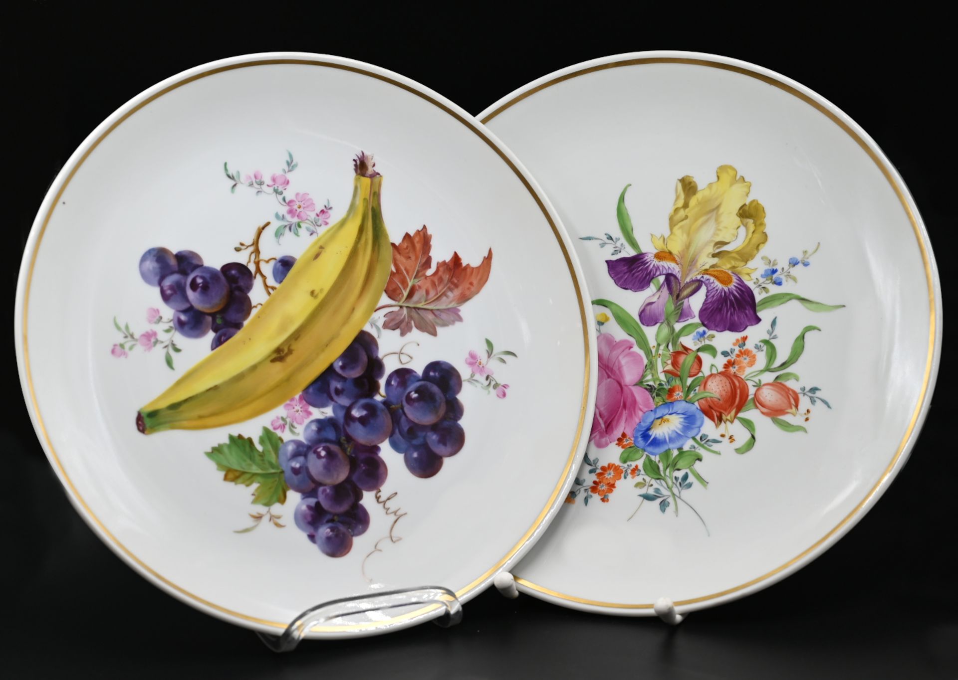 2 Wandteller Porzellan MEISSEN Knaufschwerter, Spiegel jew. bemalt "Früchte-/Blumendekor",