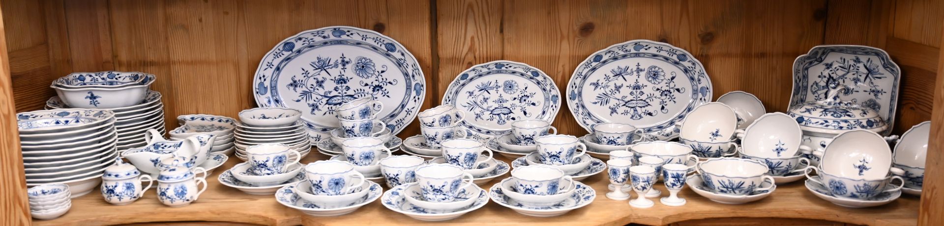 1 Kaffee-/Speiseservice Porzellan MEISSEN z.T. Knaufschwerter, "Zwiebelmuster", für ca. 10 Personen, - Image 2 of 2