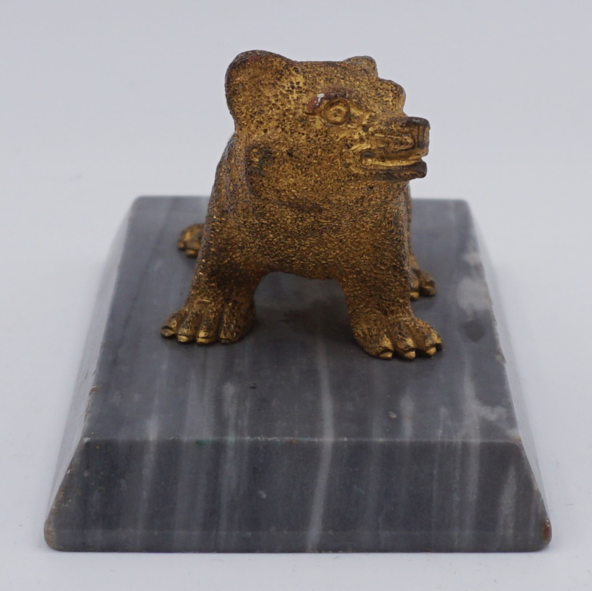 1 Bronzefigur feuervergoldet "Braunbär" lt. EL Russland, auf Steinsockel, H ca. 6cm, min. ber., Asp. - Image 4 of 4