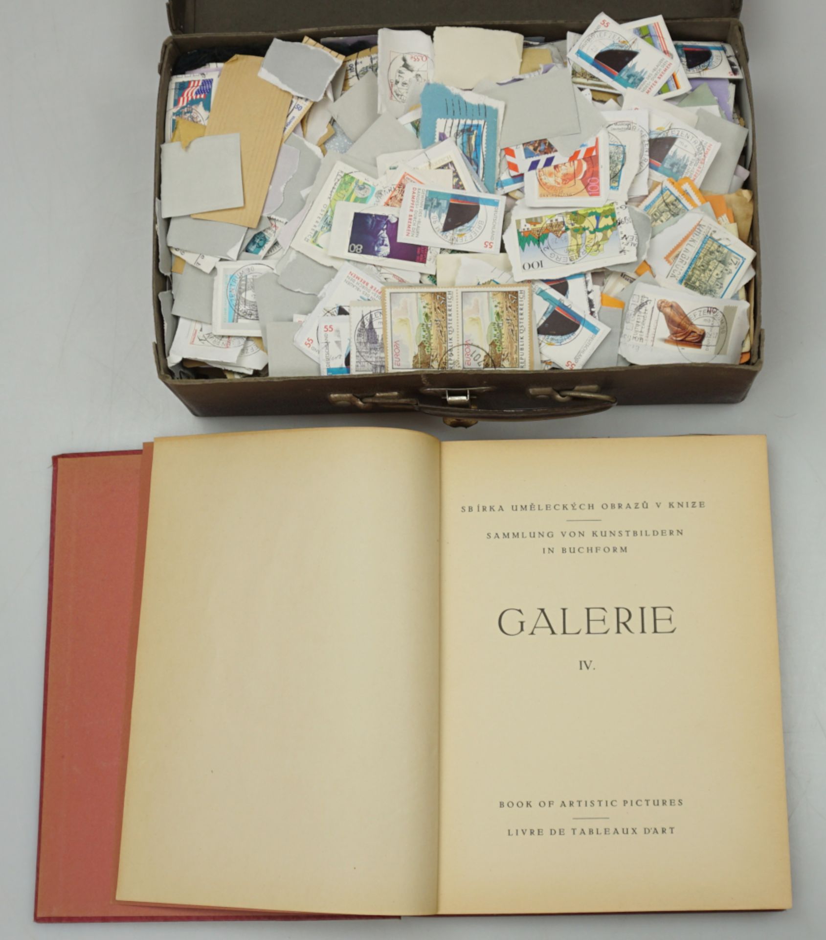 2 Mappen mit Werbefotographien/Mannequins wohl 1950er/1960er Jahre sowie Bücher/lose Briefmarken, As